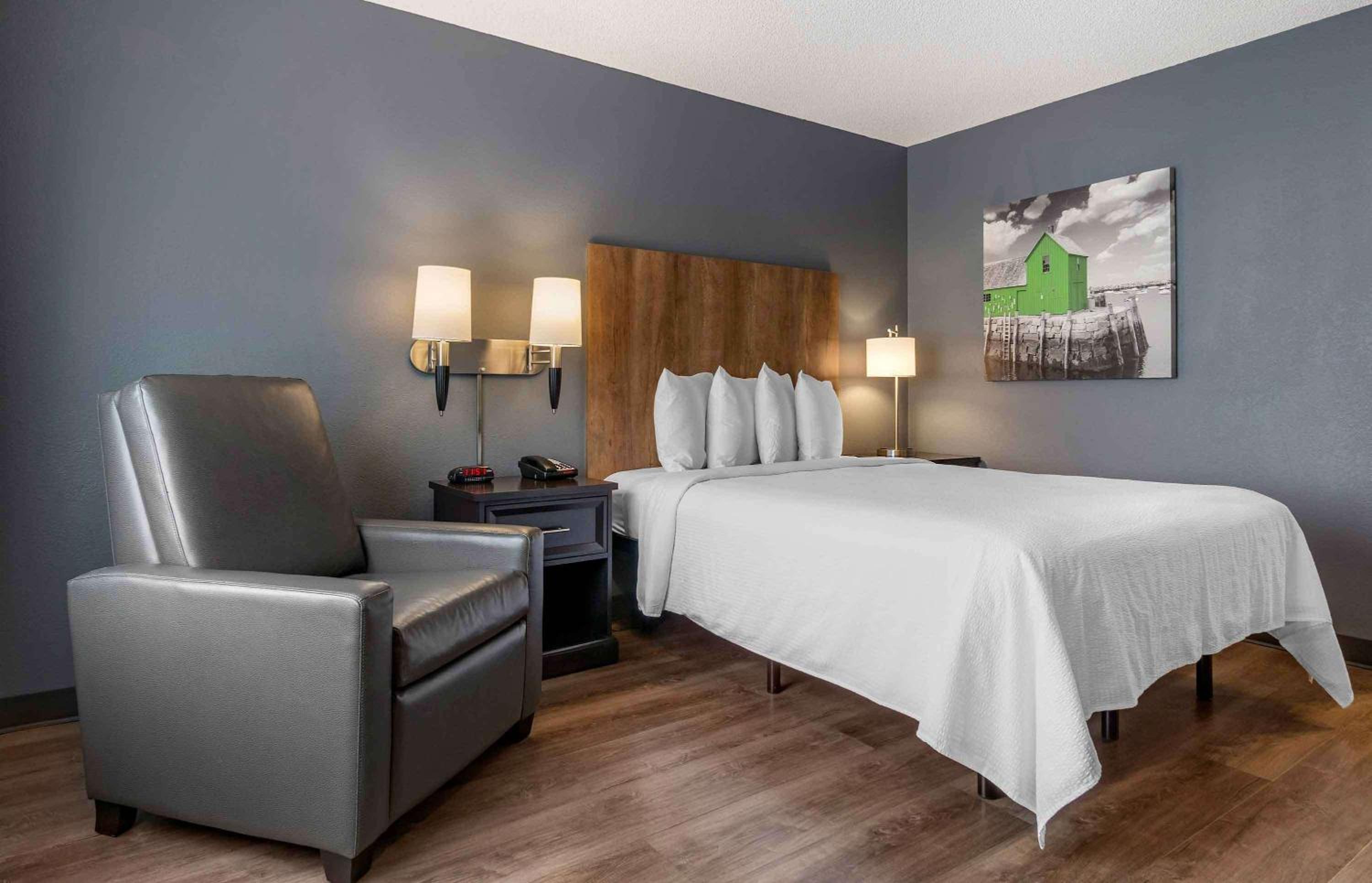 Queen studio with 1 Queen Bed - Disability Access/Non-Smoking - Photo 1