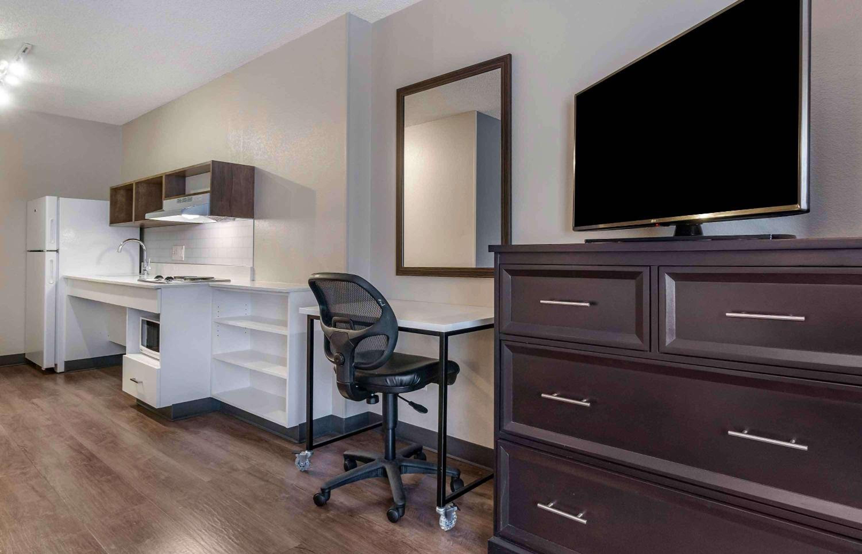Queen studio with 1 Queen Bed - Disability Access/Non-Smoking - Photo 3