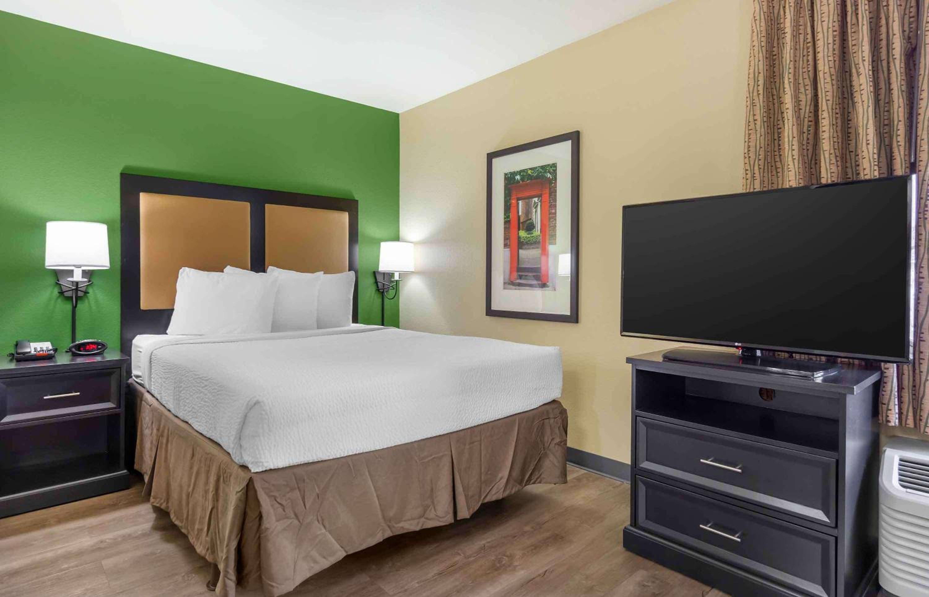 Deluxe Studio with 1 Queen Bed - Non-Smoking - Photo 1