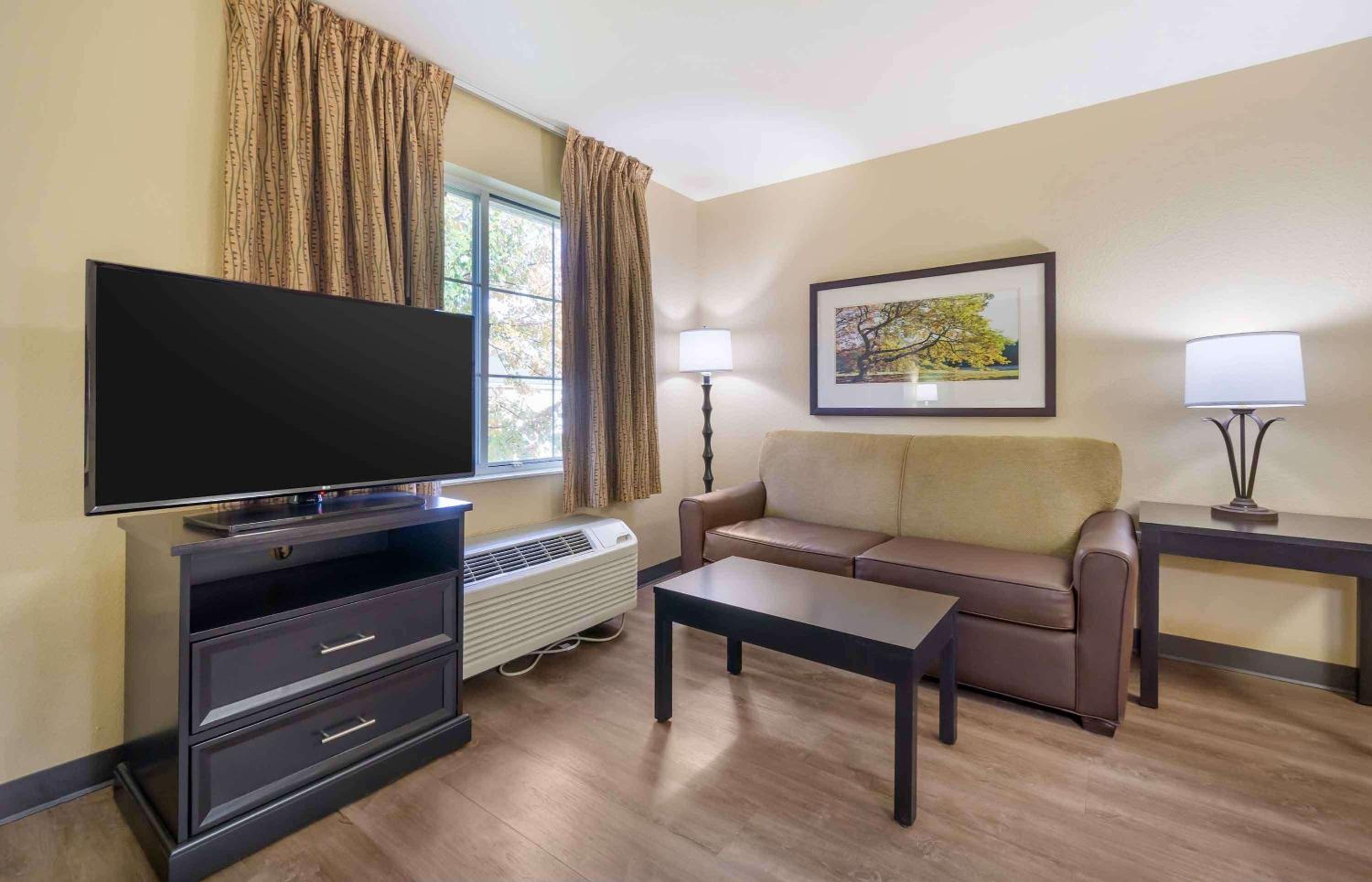 Deluxe Studio with 1 Queen Bed - Non-Smoking - Photo 2