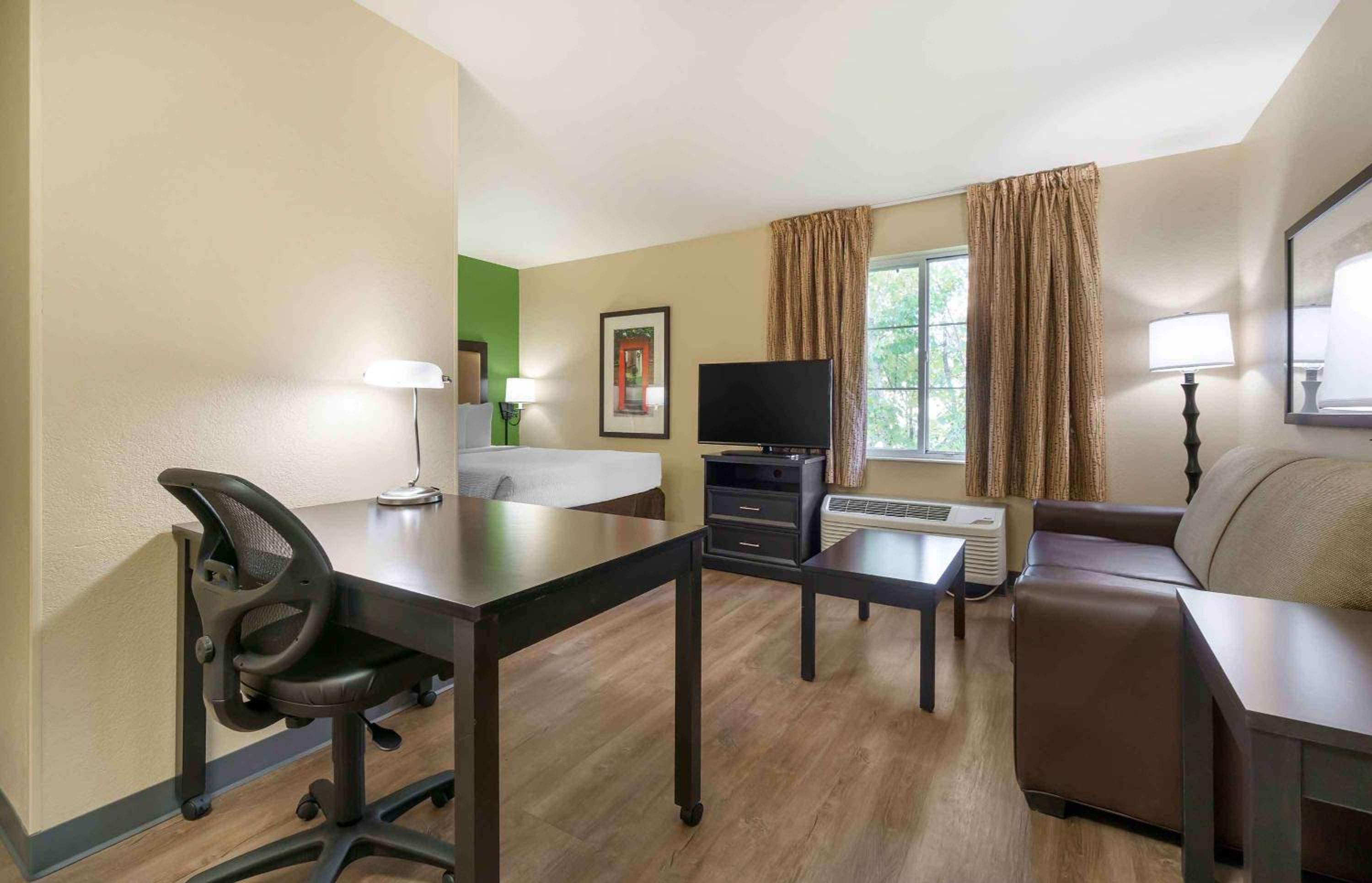 Deluxe Studio with 1 Queen Bed - Non-Smoking - Photo 3