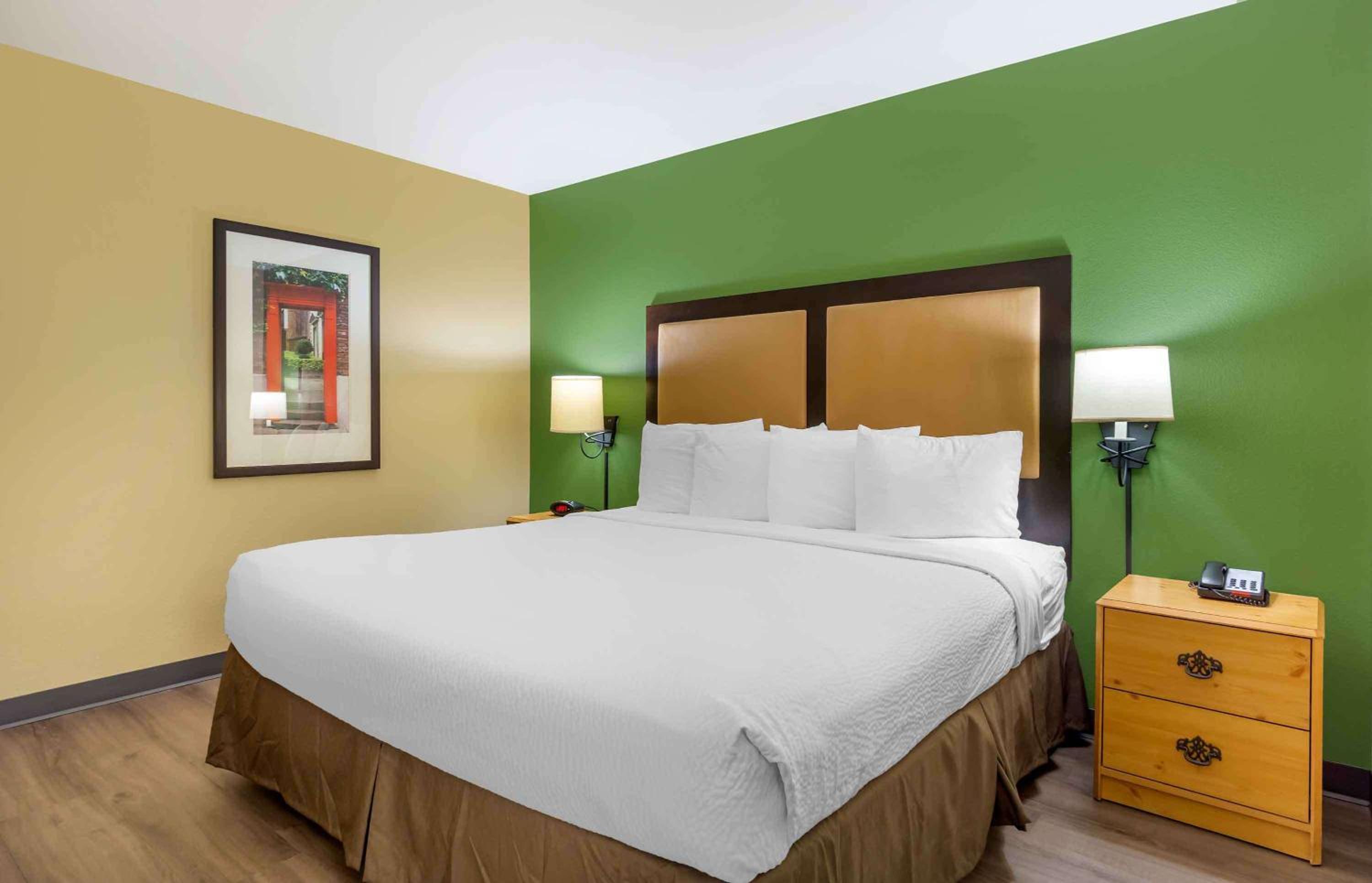 Deluxe Studio with 1 King Bed - Non-Smoking - Photo 1