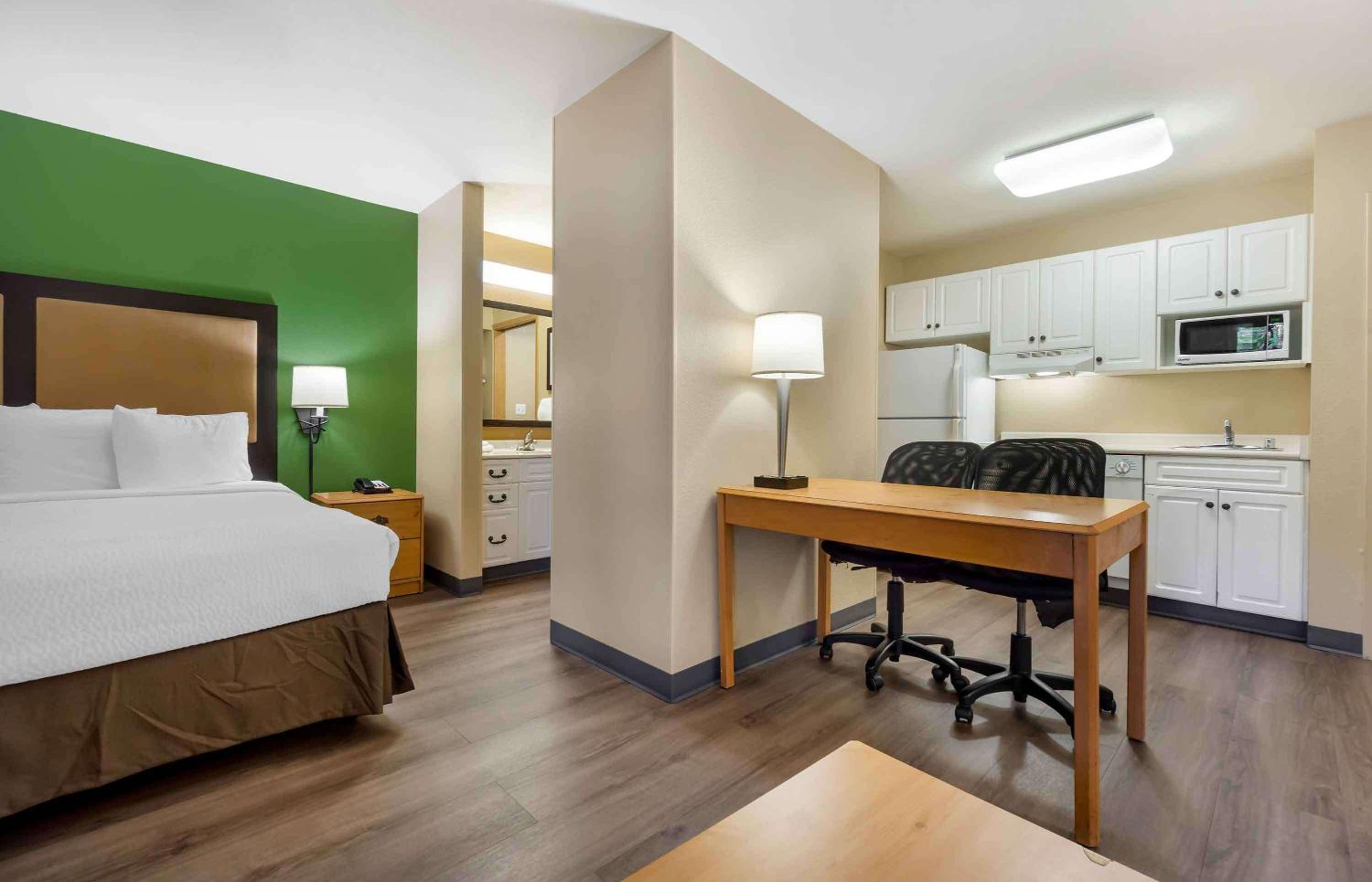 Deluxe Studio with 1 King Bed - Non-Smoking - Photo 6