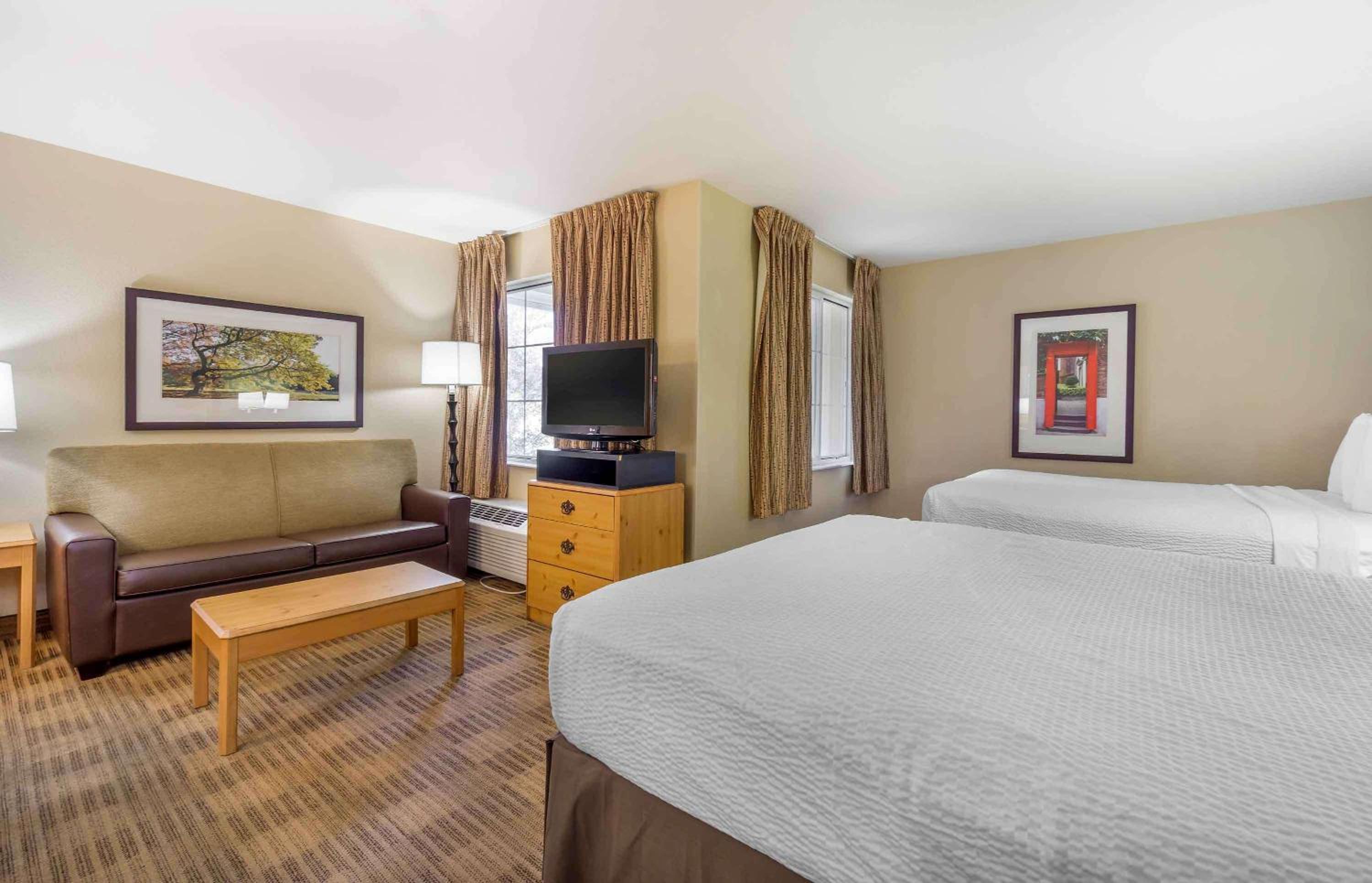 Deluxe Studio with 2 Queen Beds - Non-Smoking - Photo 8