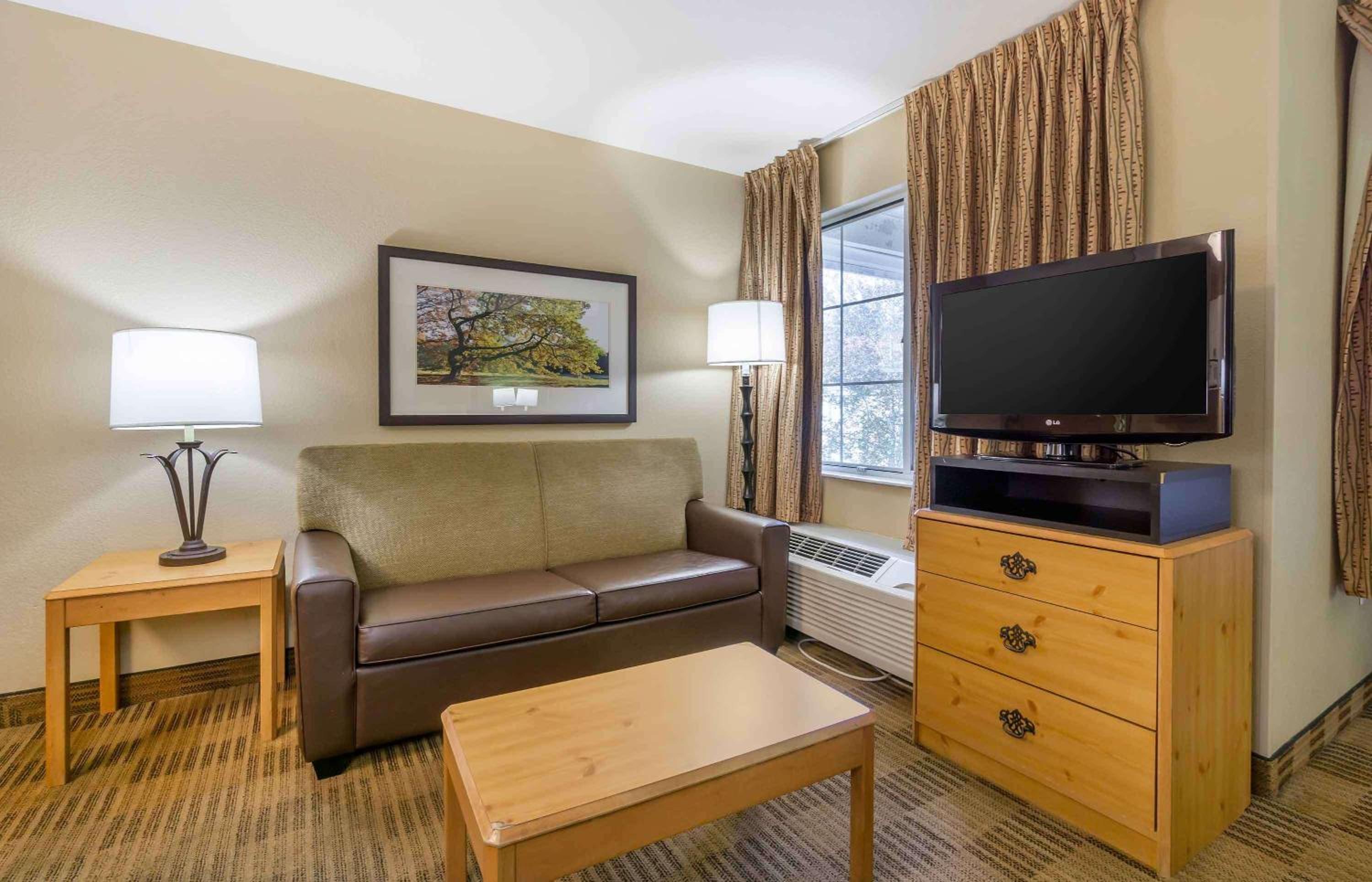 Deluxe Studio with 2 Queen Beds - Non-Smoking - Photo 9