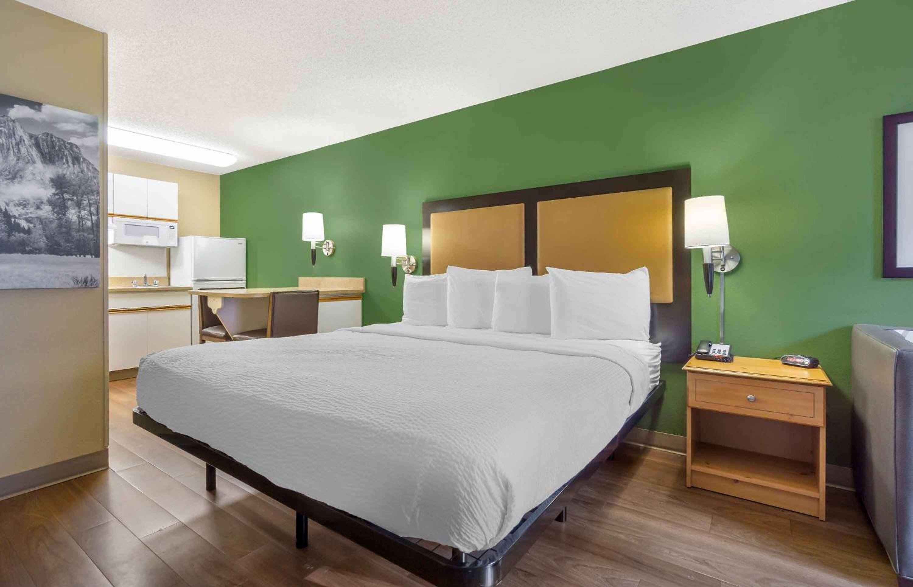 Deluxe Studio with 1 King Bed - Non-Smoking - Photo 1