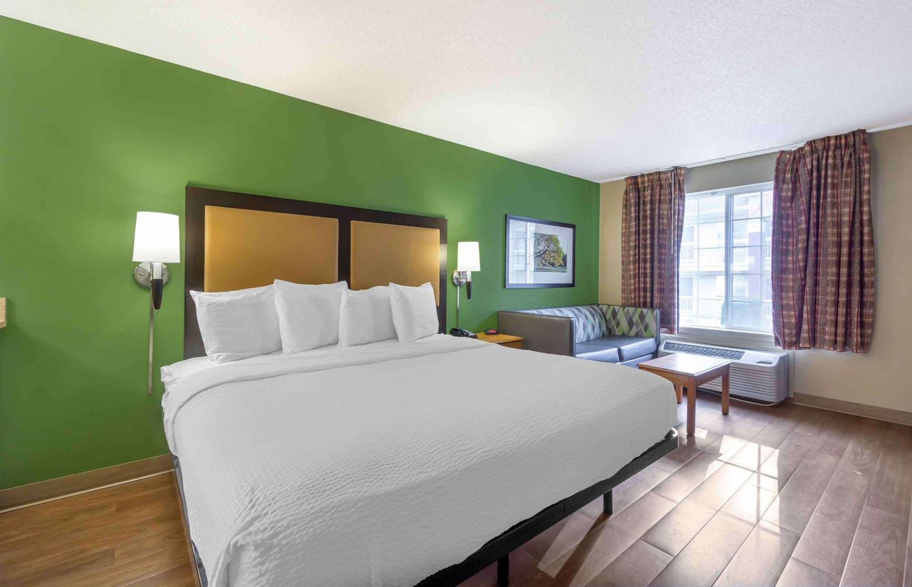Deluxe Studio with 1 King Bed - Non-Smoking - Photo 3