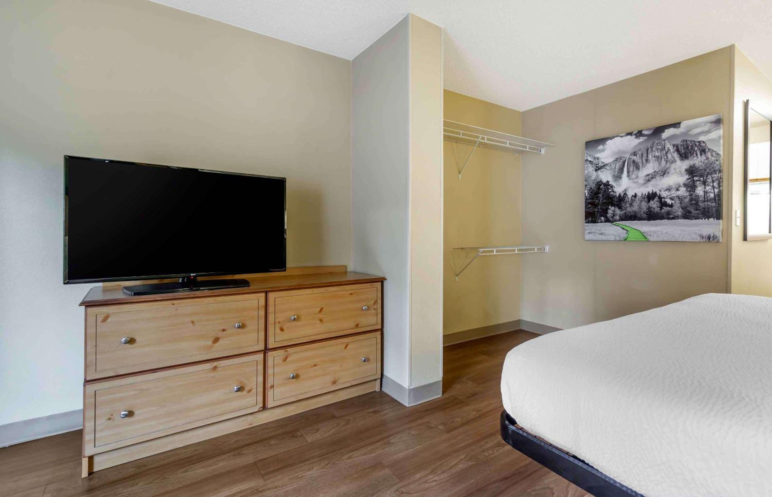 Deluxe Studio with 1 King Bed - Non-Smoking - Photo 4