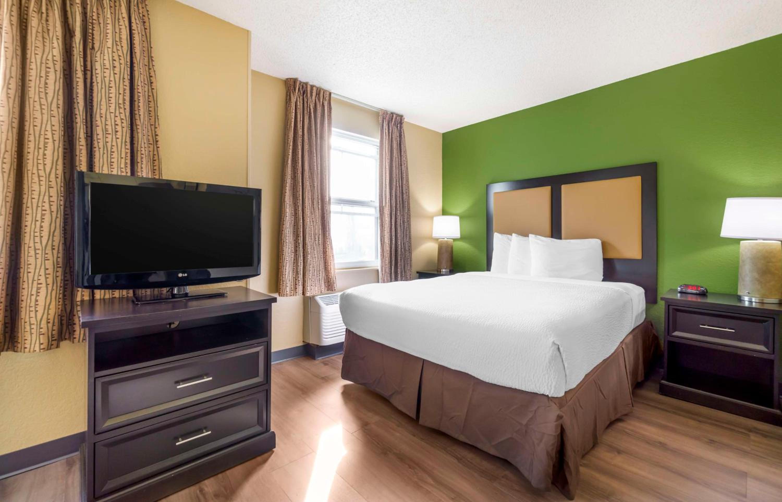 Deluxe Studio with 1 Queen Bed - Non-Smoking - Photo 1