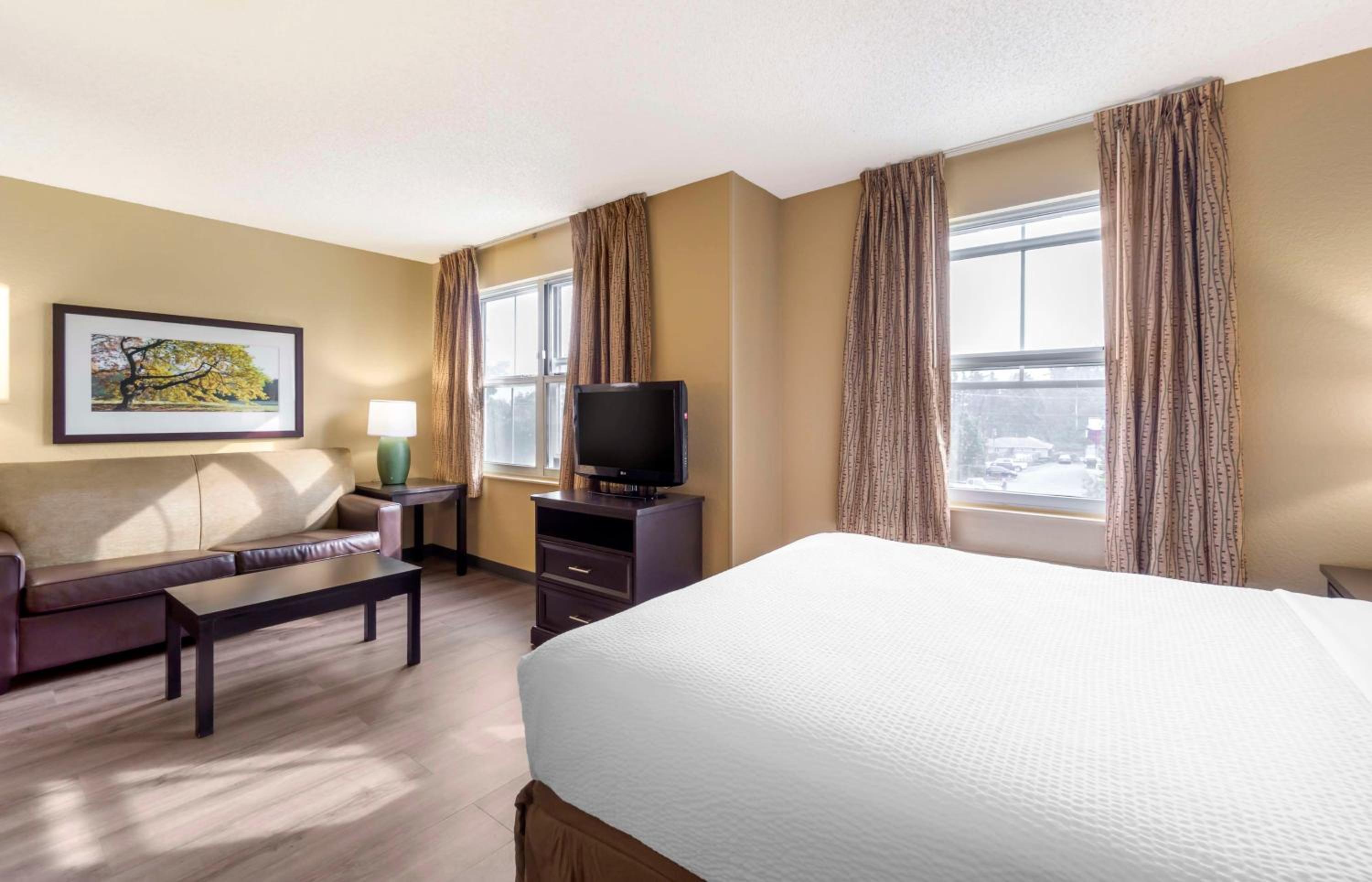 Deluxe Studio with 1 Queen Bed - Non-Smoking - Photo 9