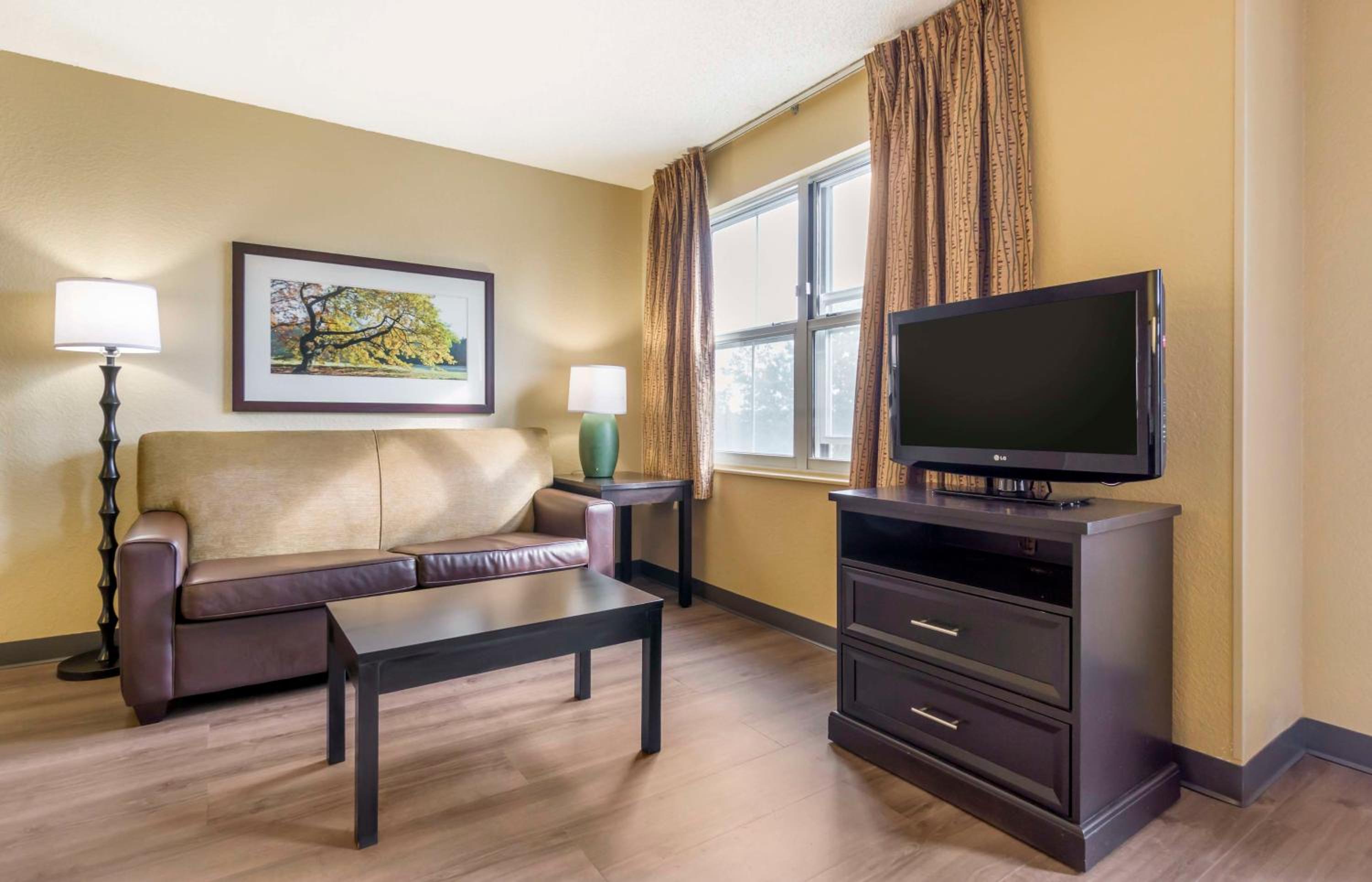 Deluxe Studio with 1 Queen Bed - Non-Smoking - Photo 10