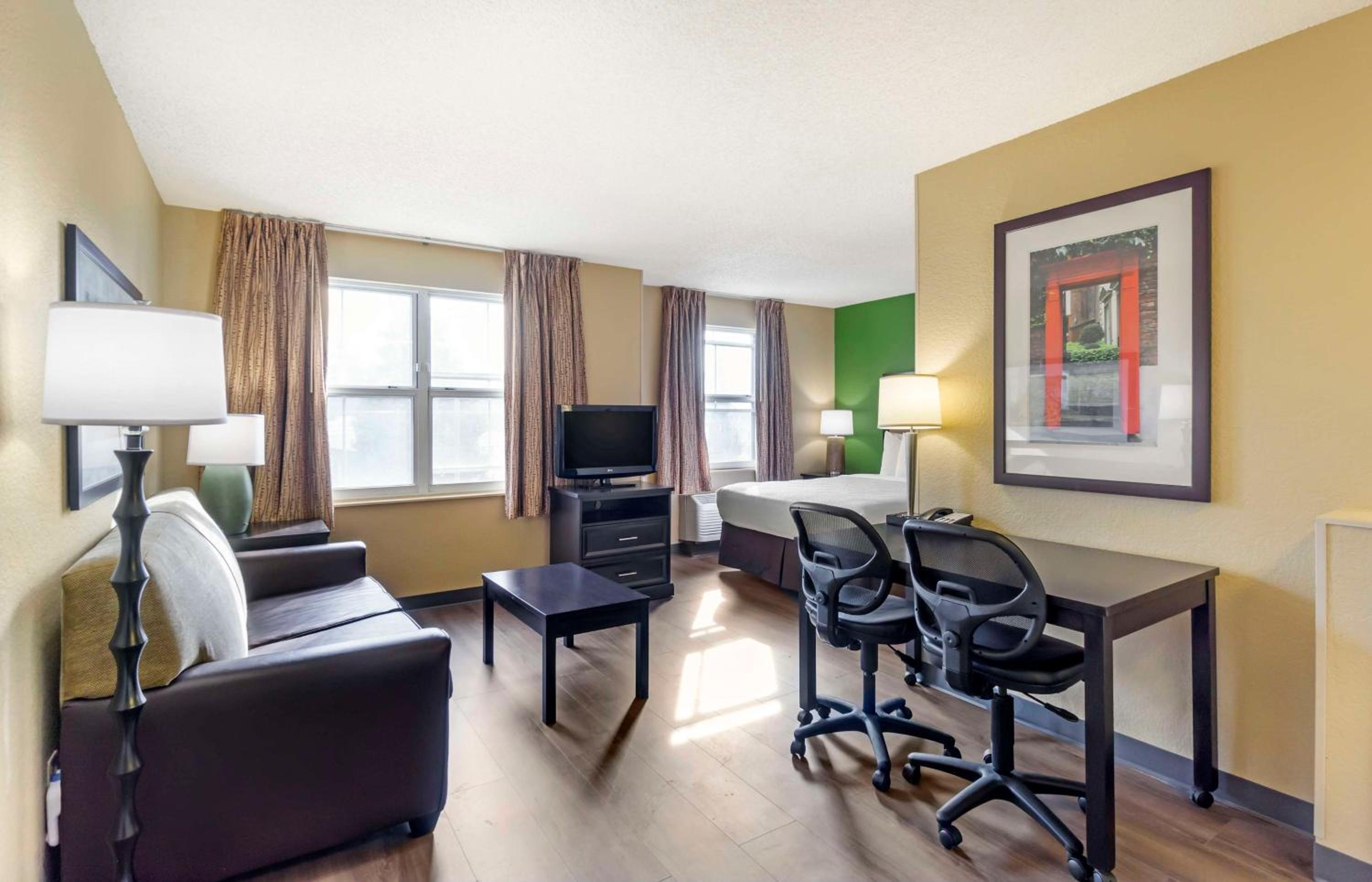 Deluxe Studio with 1 Queen Bed - Non-Smoking - Photo 11