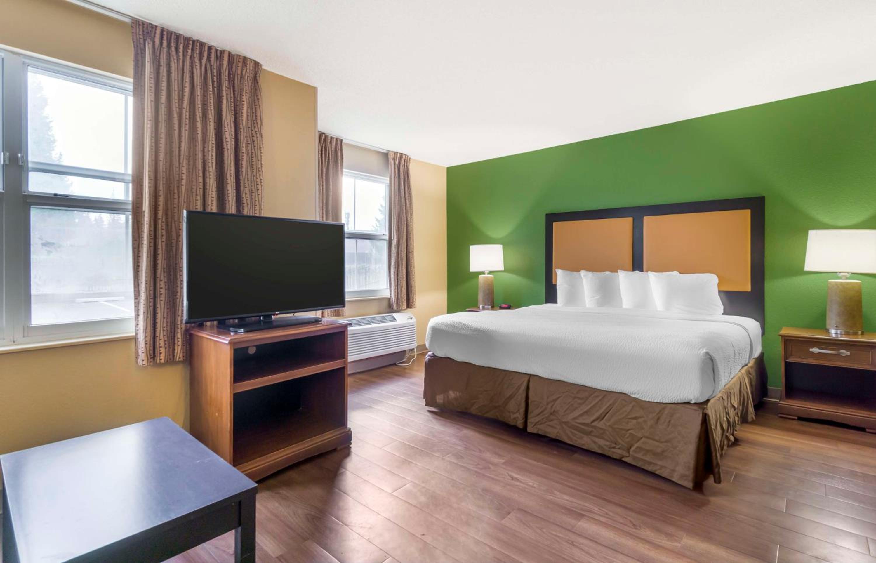 Deluxe Studio with 1 King Bed - Non-Smoking - Photo 1