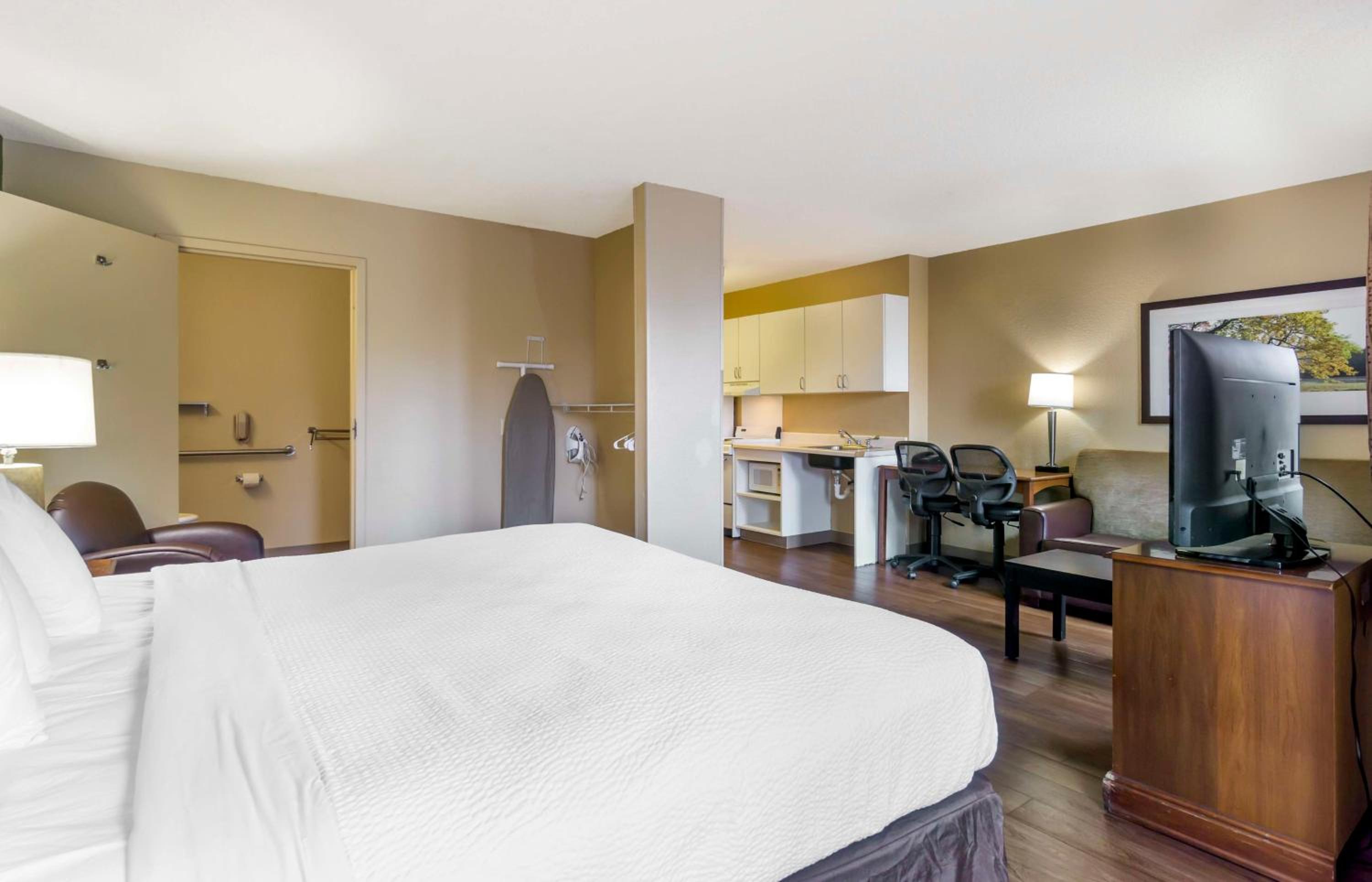 Deluxe Studio with 1 King Bed - Non-Smoking - Photo 3
