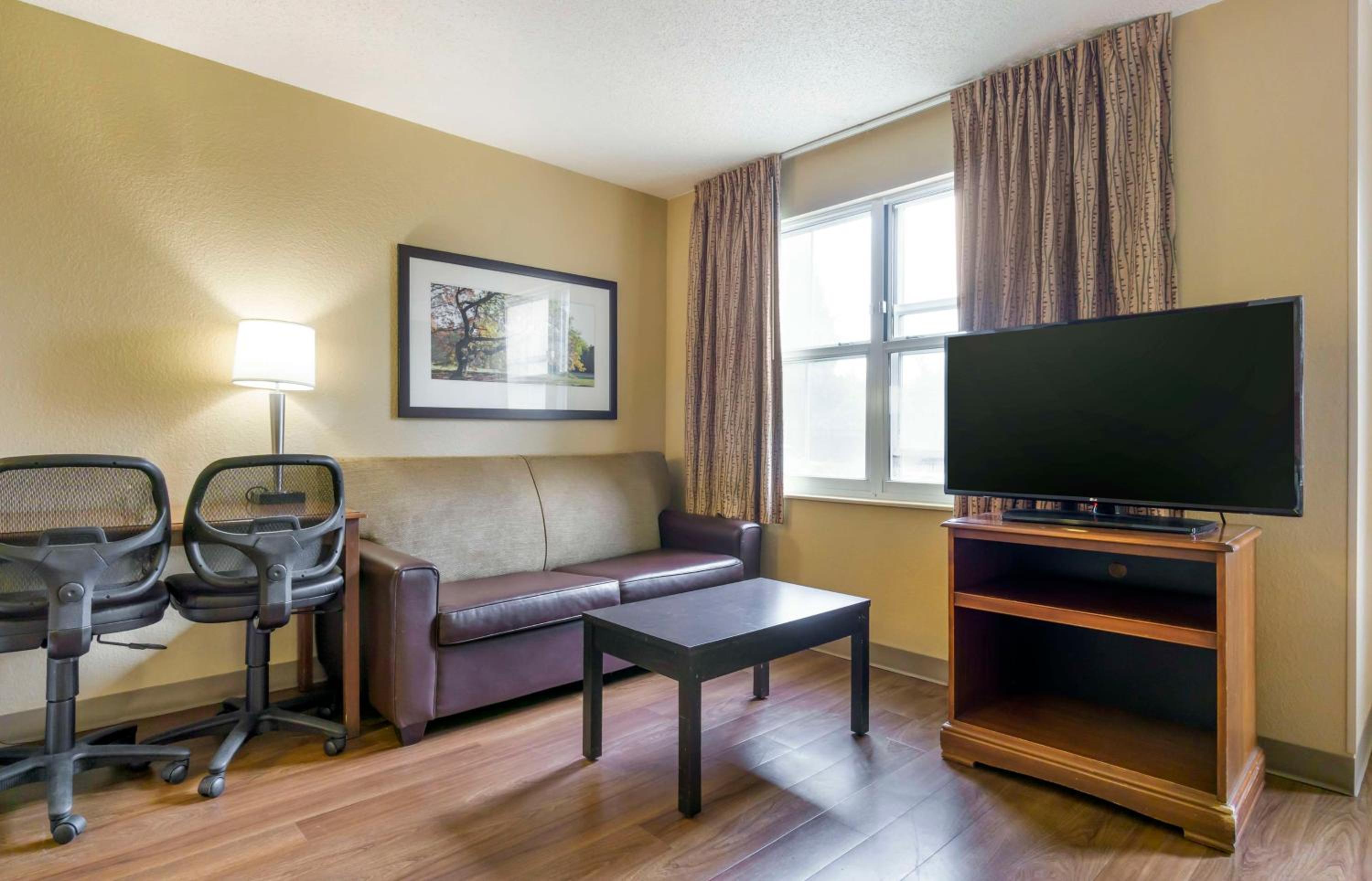 Deluxe Studio with 1 King Bed - Non-Smoking - Photo 2
