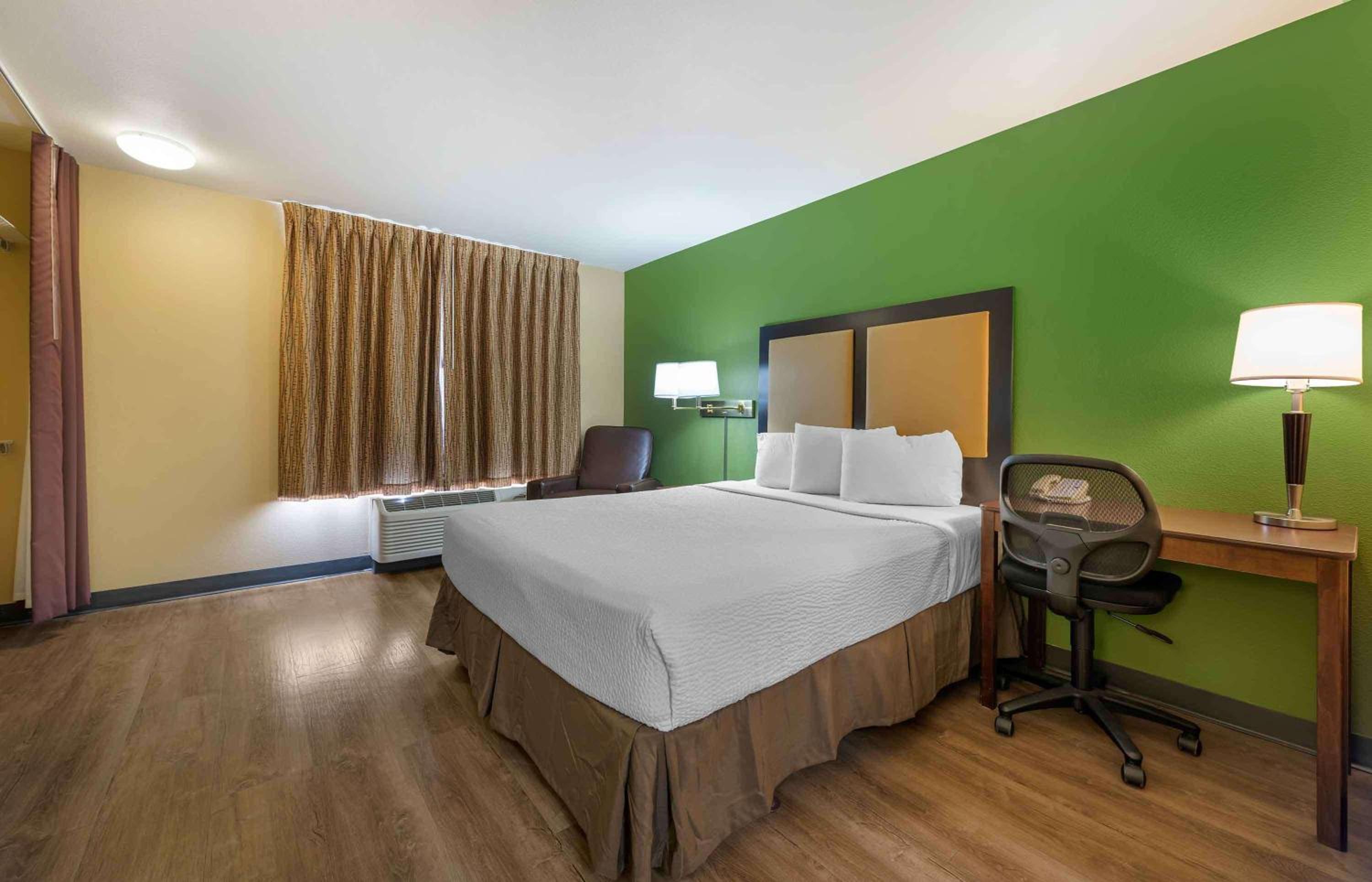 Queen studio with 1 Queen Bed - Disability Access/Non-Smoking - Photo 1