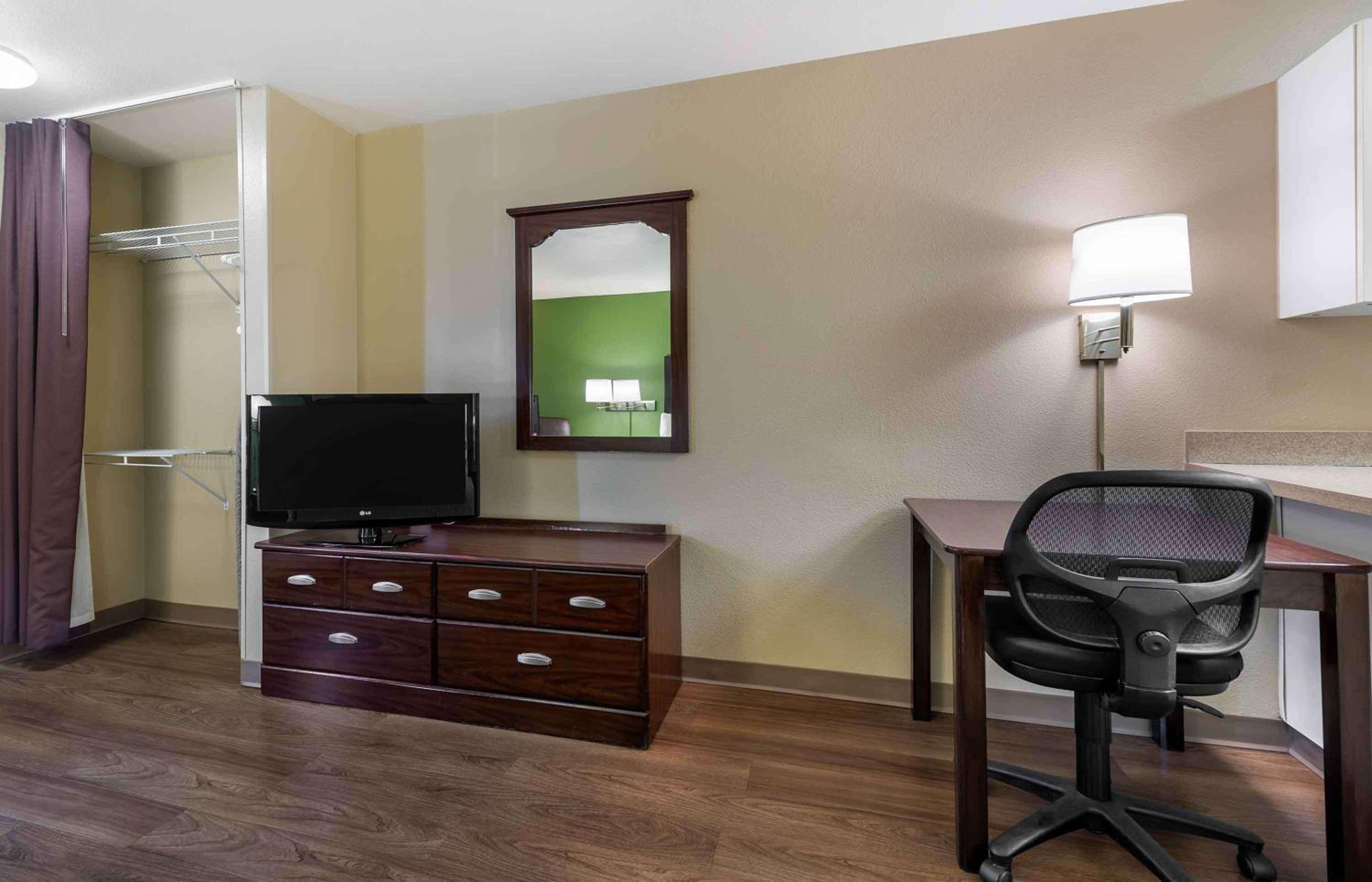 Queen studio with 1 Queen Bed - Disability Access/Non-Smoking - Photo 11