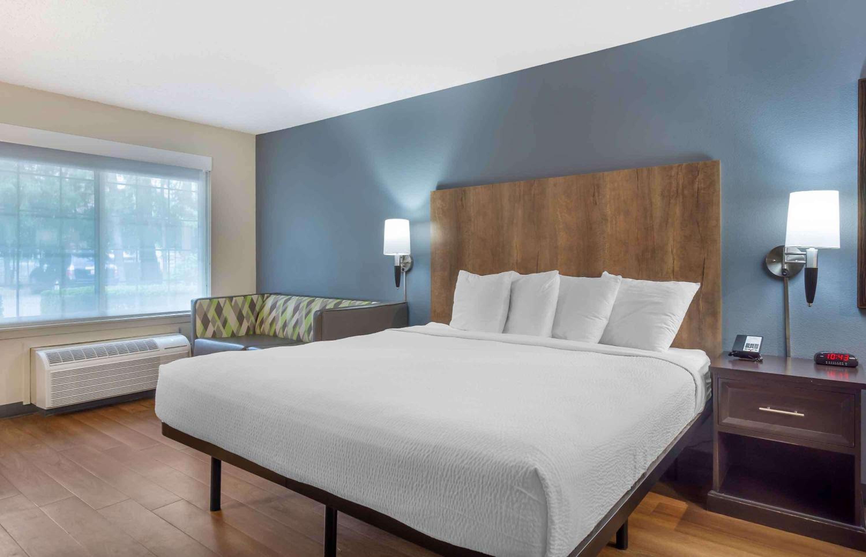 Deluxe Studio with 1 King Bed - Non-Smoking - Photo 1