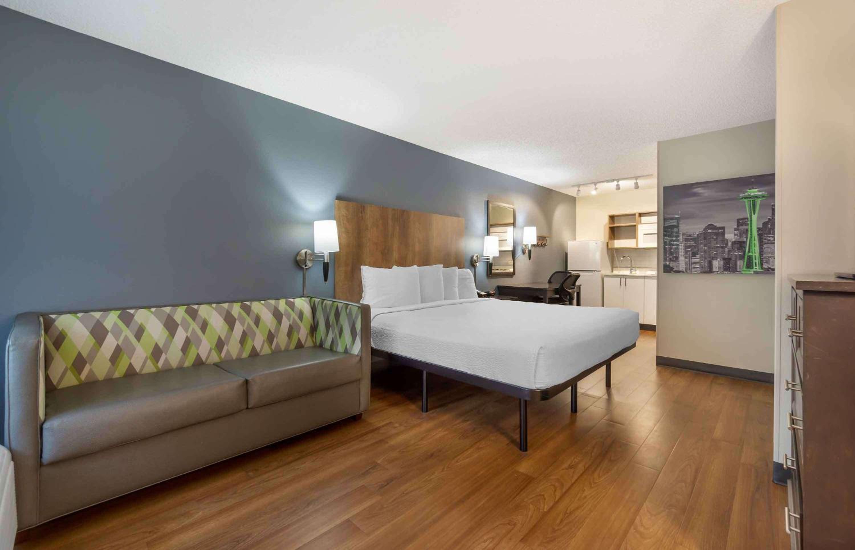 Deluxe Studio with 1 King Bed - Non-Smoking - Photo 2