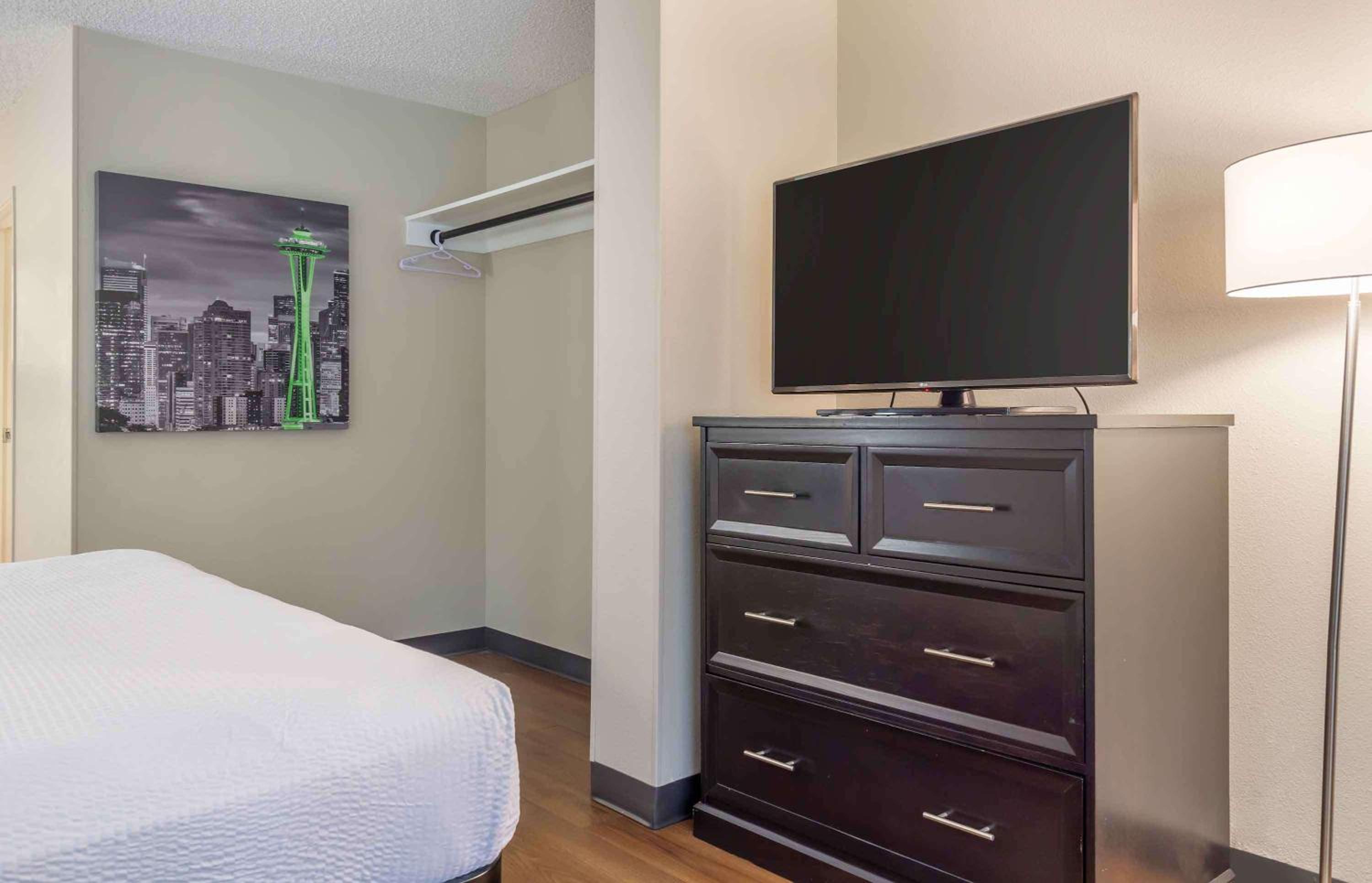Deluxe Studio with 1 King Bed - Non-Smoking - Photo 13
