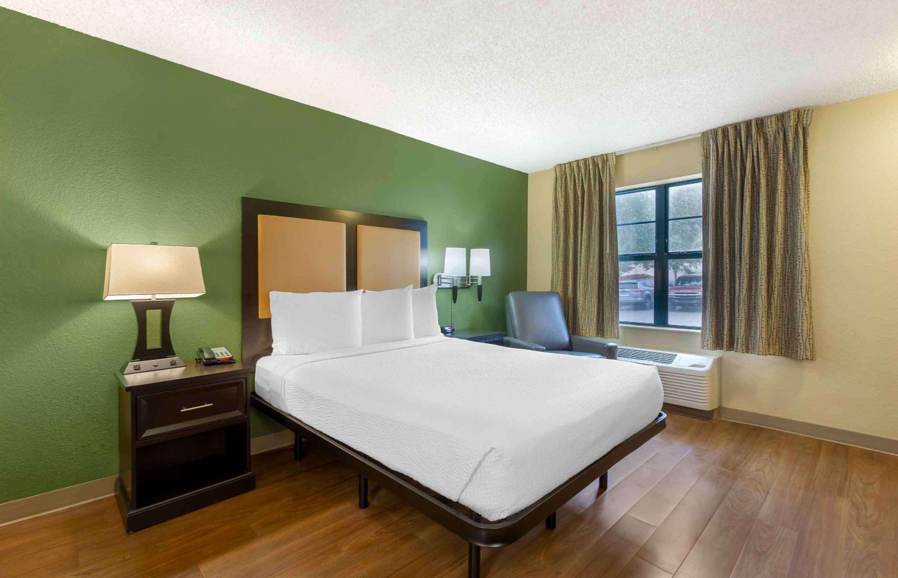 1 King Bed | Non-Smoking, Kitchen, Shower