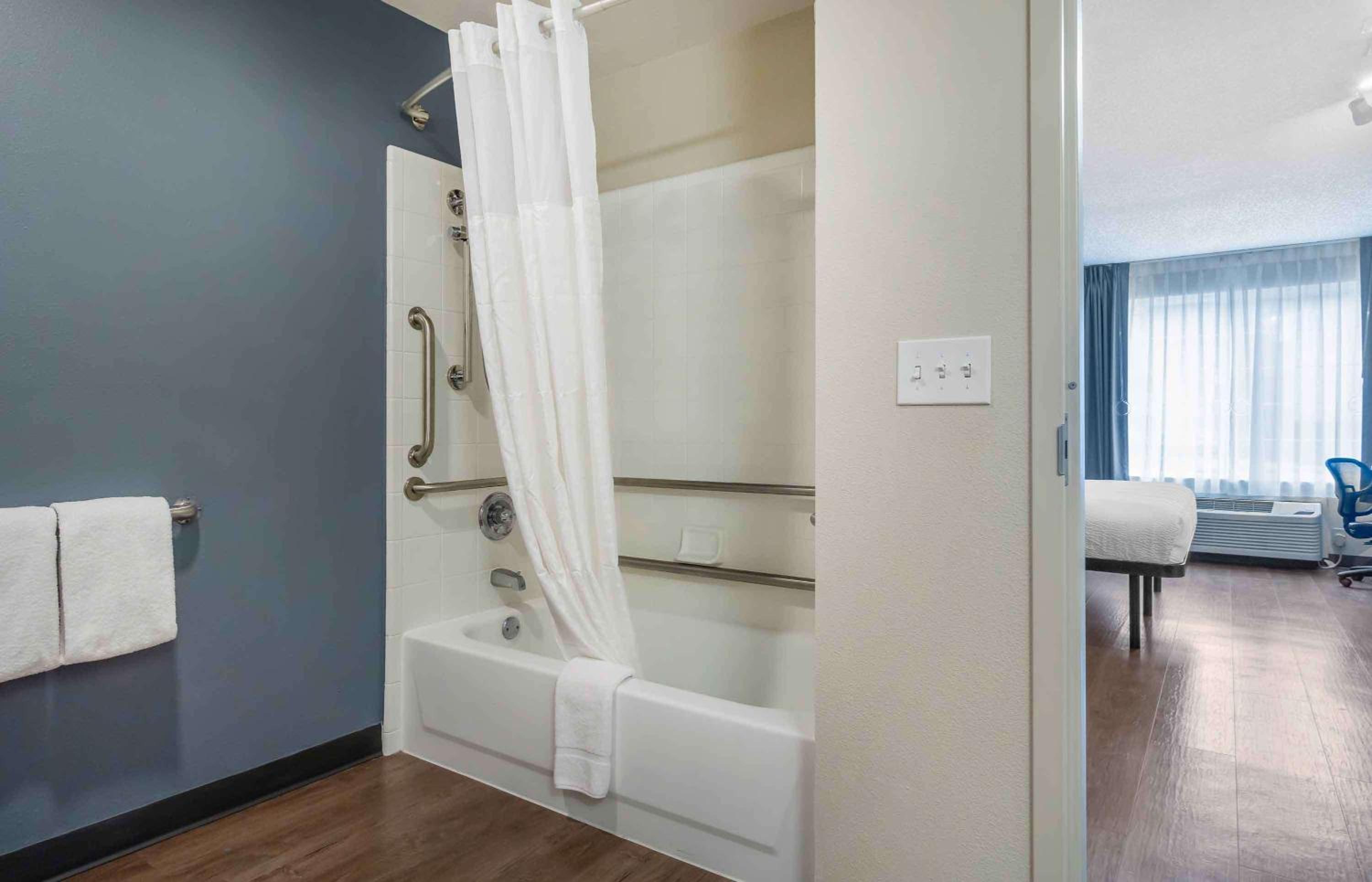 Studio with 1 King Bed - Disability Access - Non-Smoking - Photo 9