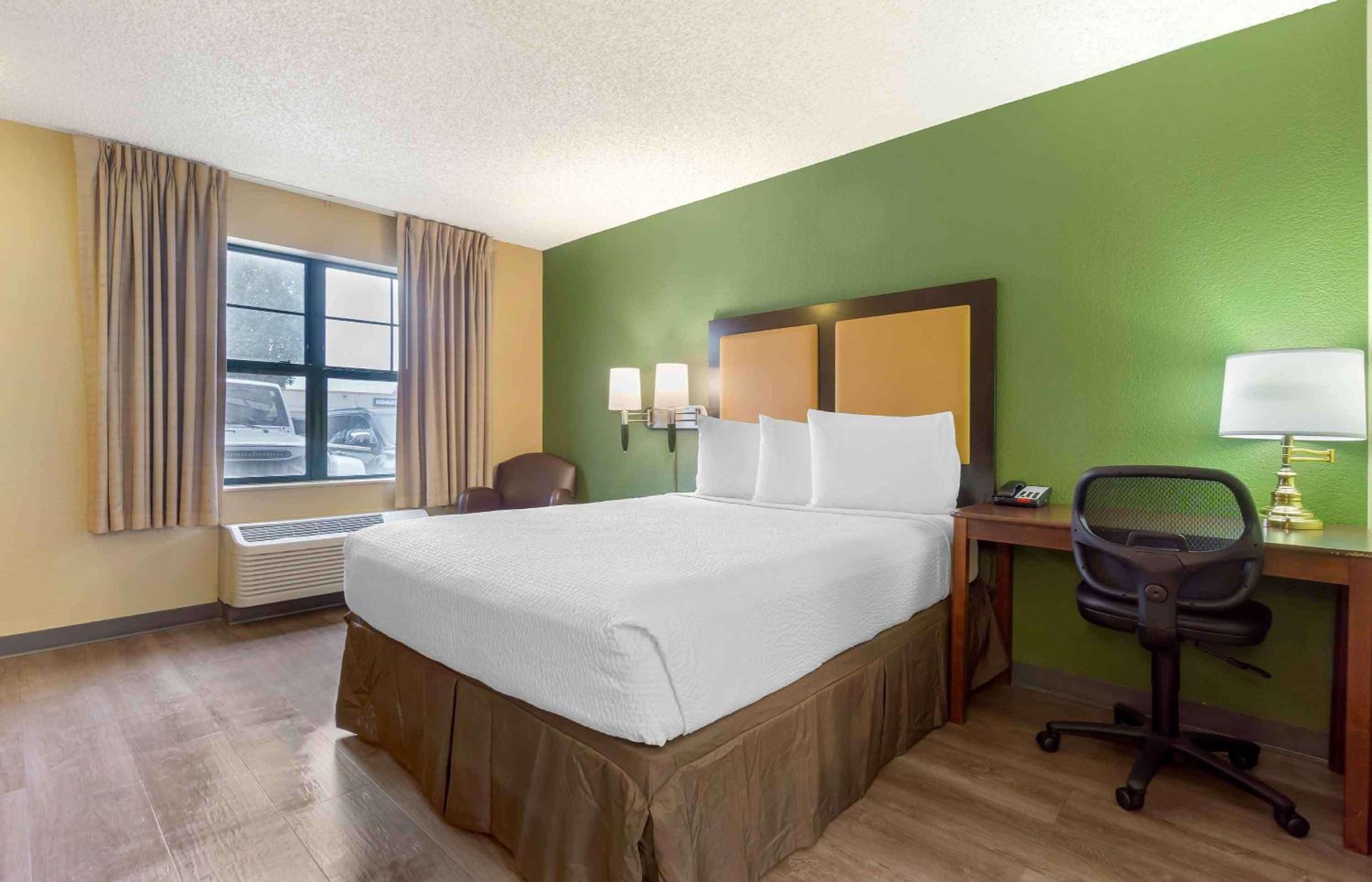 Queen studio with 1 Queen Bed - Disability Access/Non-Smoking