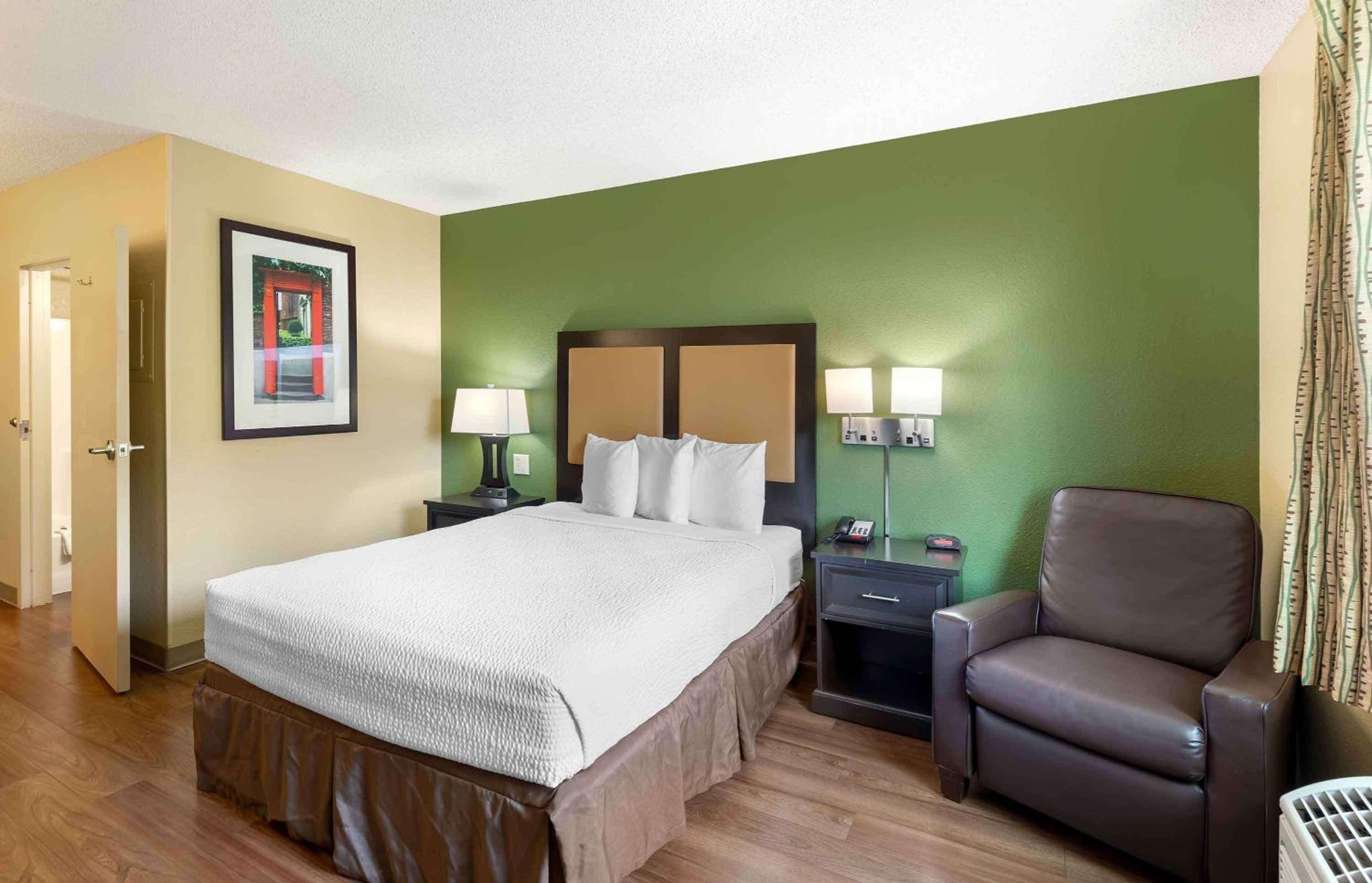 Queen studio with 1 Queen Bed - Disability Access/Non-Smoking photo 1