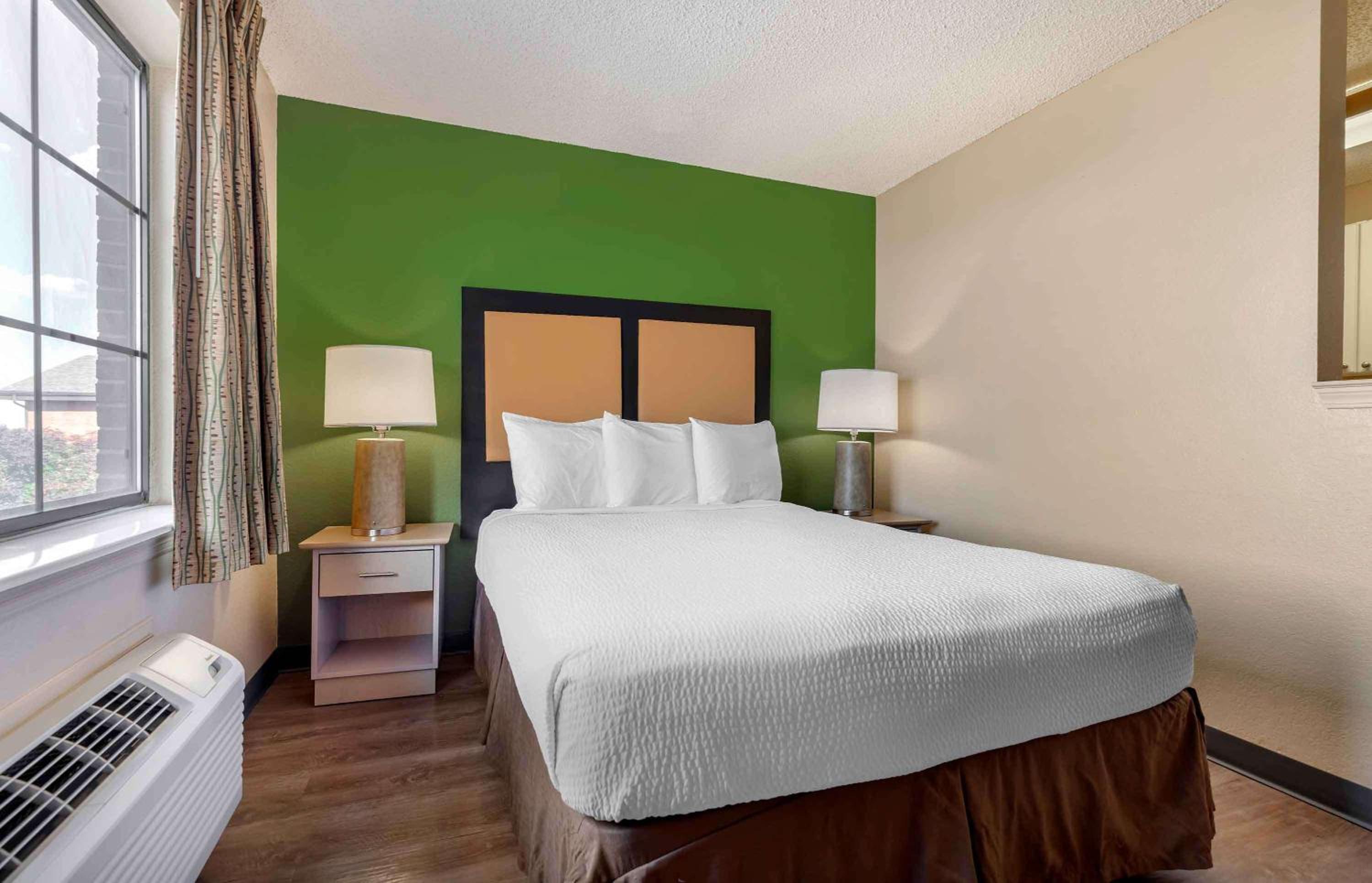 Deluxe Studio with 1 Queen Bed - Non-Smoking - Photo 1