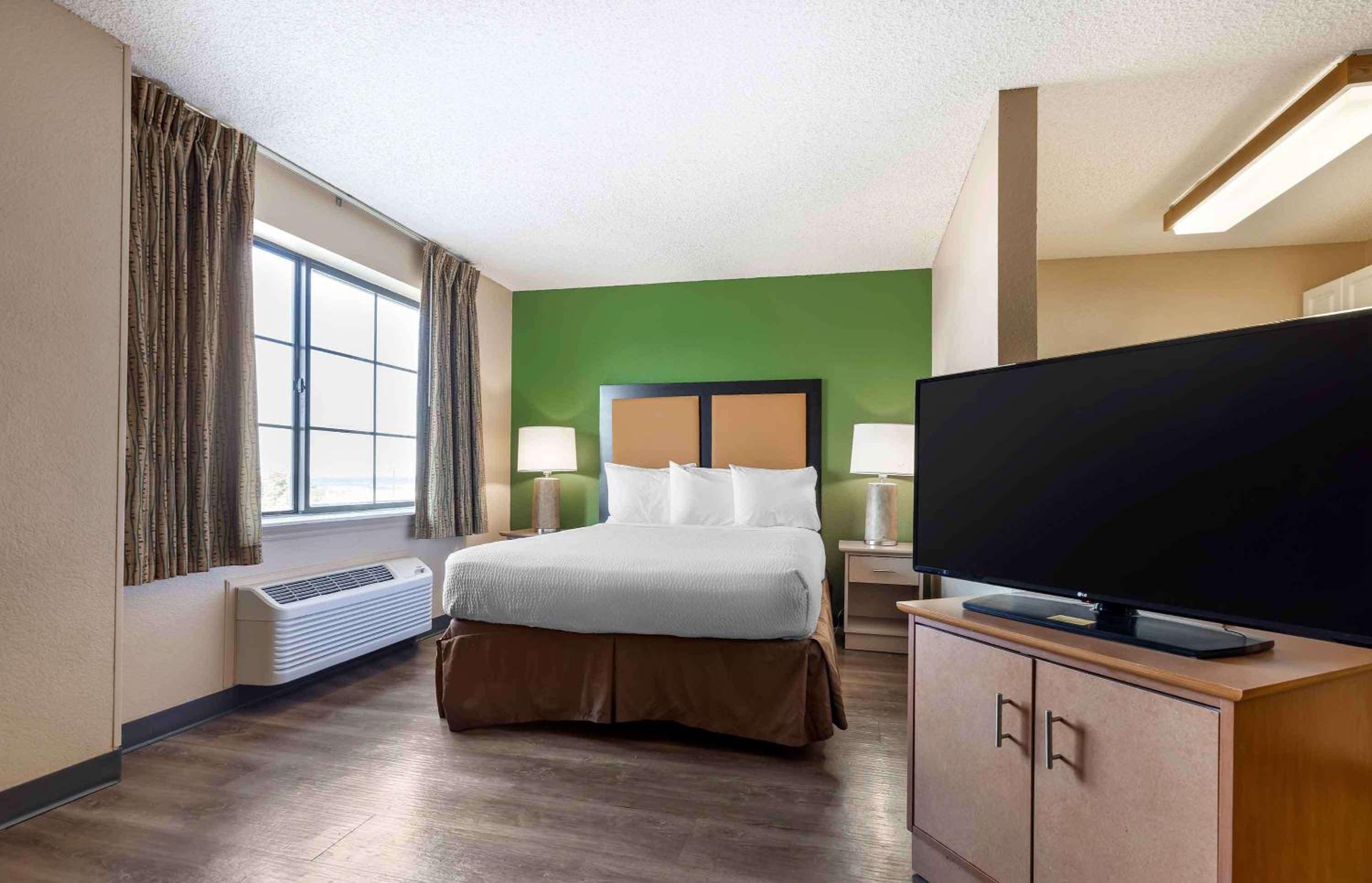 Deluxe Studio with 1 Queen Bed - Non-Smoking - Photo 12