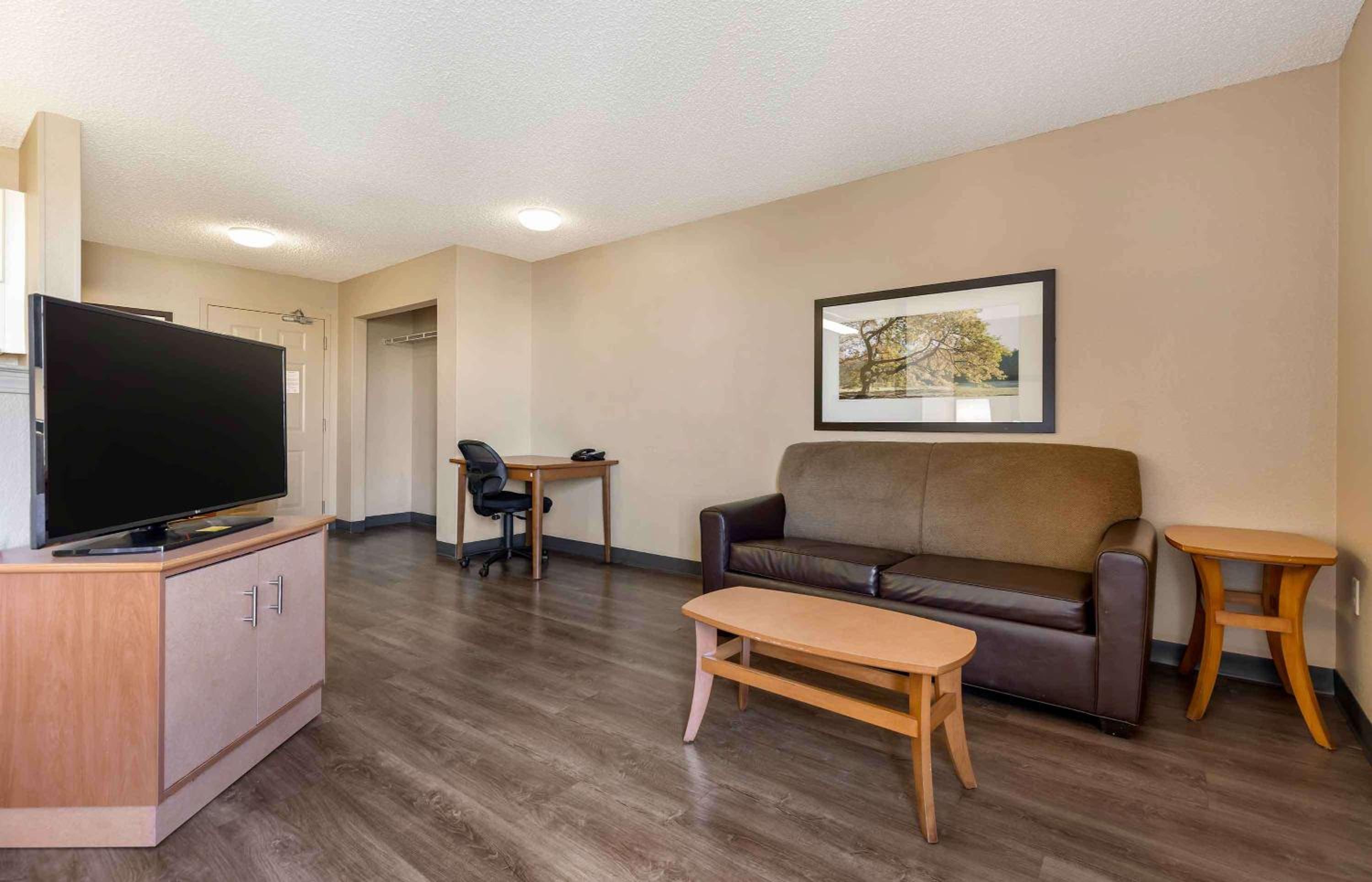 Deluxe Studio with 1 Queen Bed - Non-Smoking - Photo 11