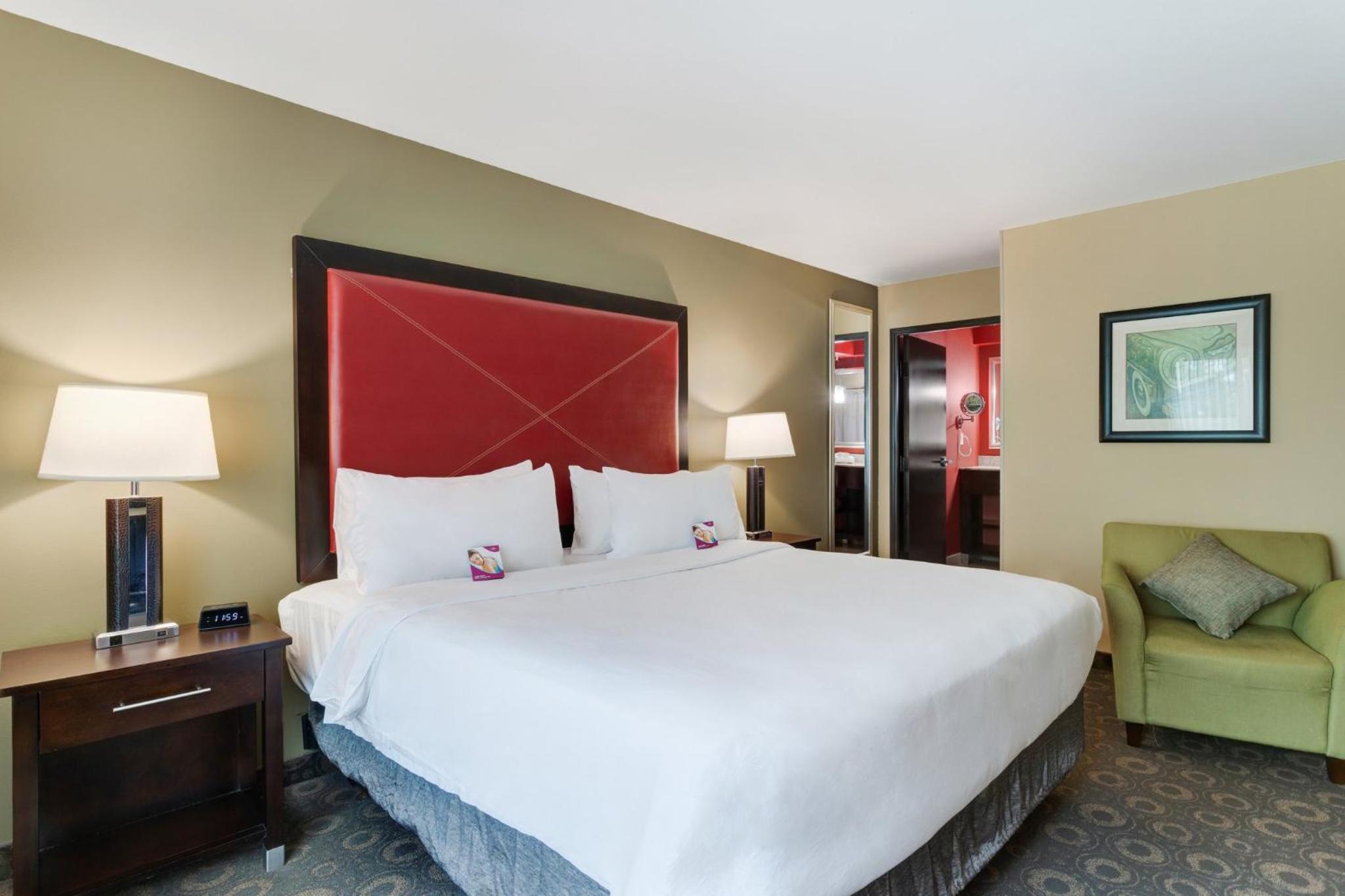 One-Bedroom King Suite with Sofa Bed - Photo 17