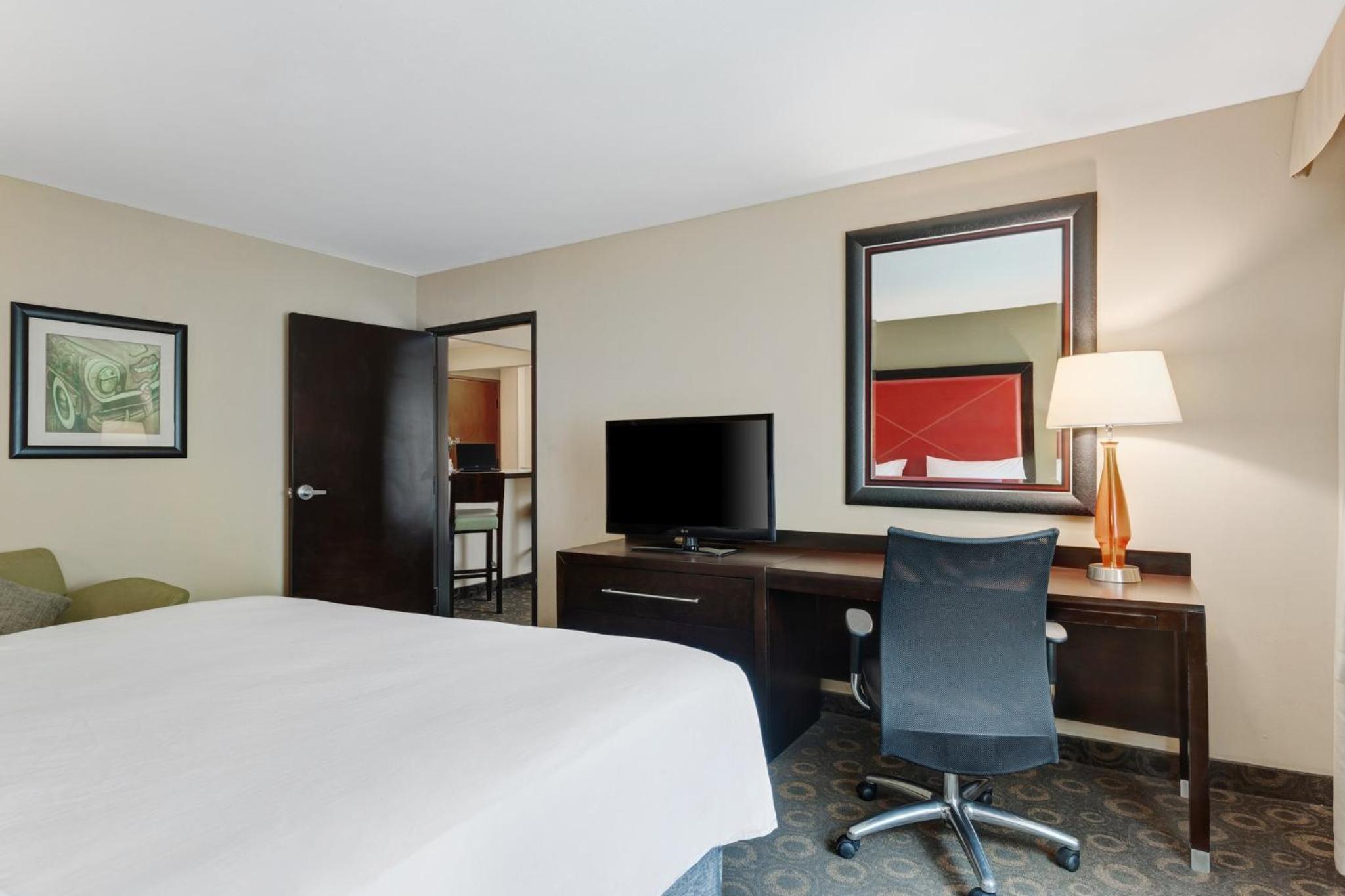 One-Bedroom King Suite with Sofa Bed - Photo 18