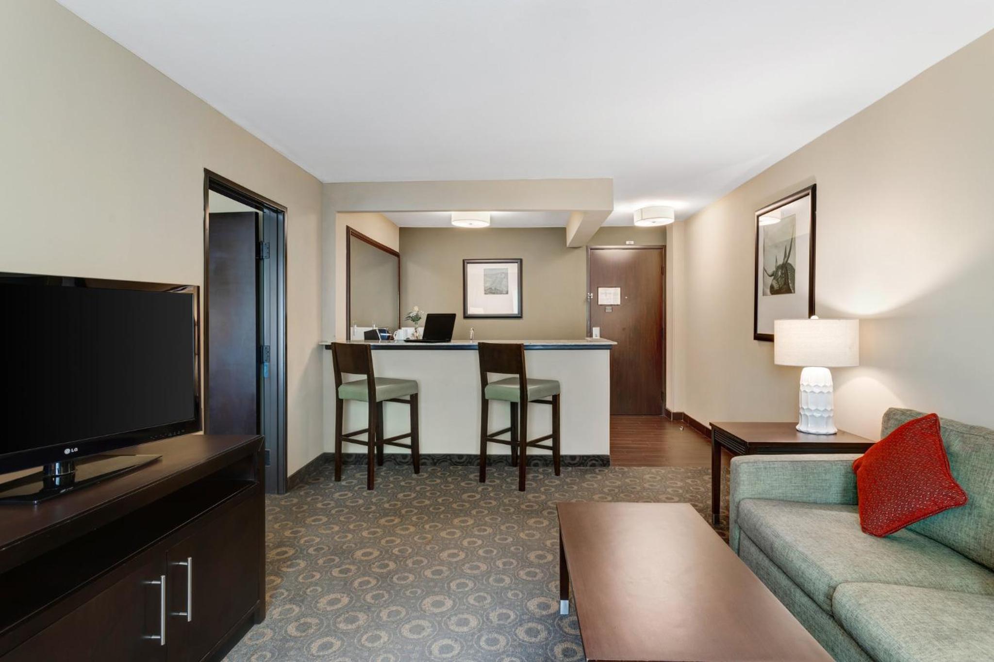 One-Bedroom King Suite with Sofa Bed - Photo 2