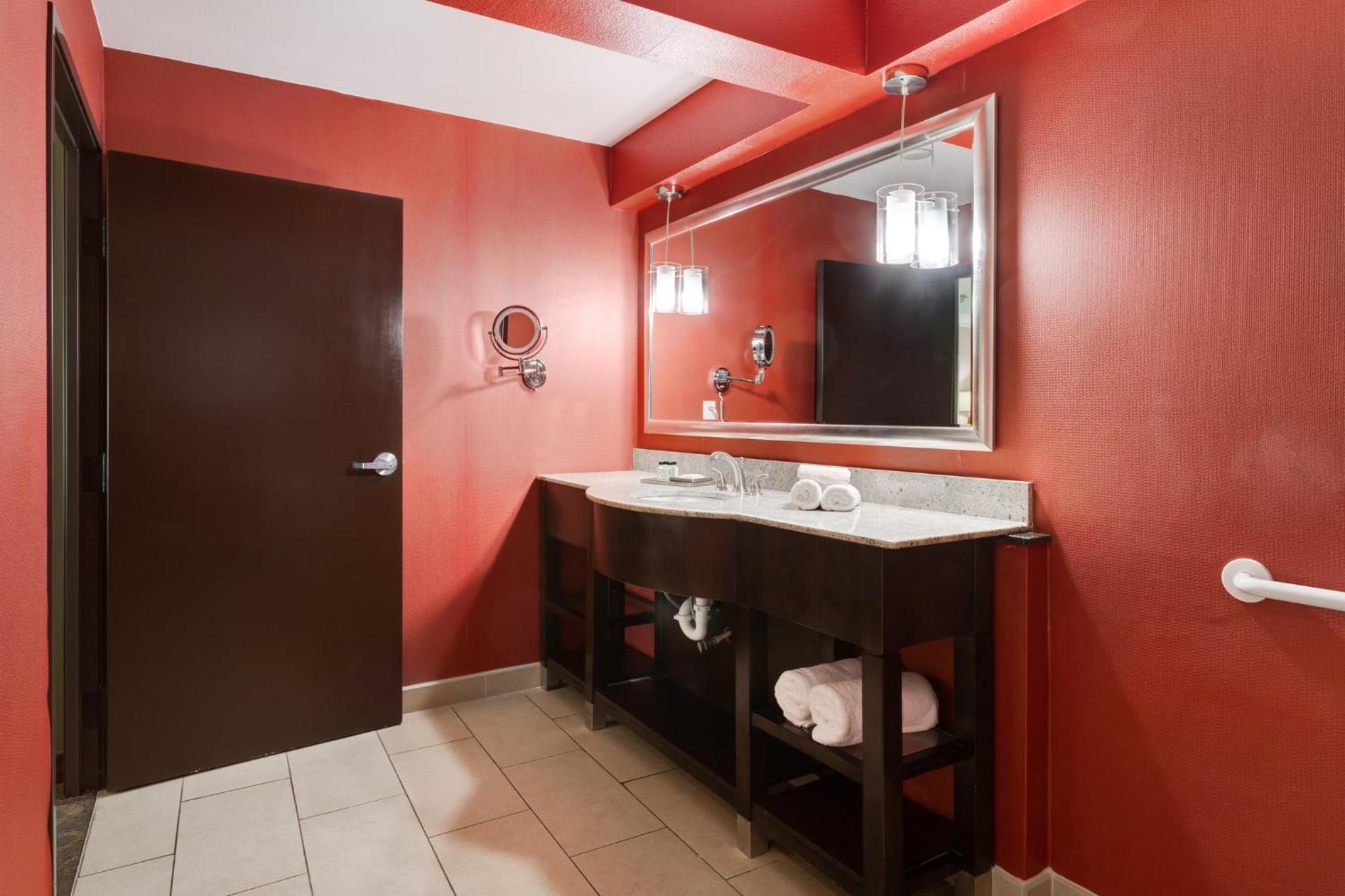 Double Room - Mobility Access with Roll-in Shower - Photo 3