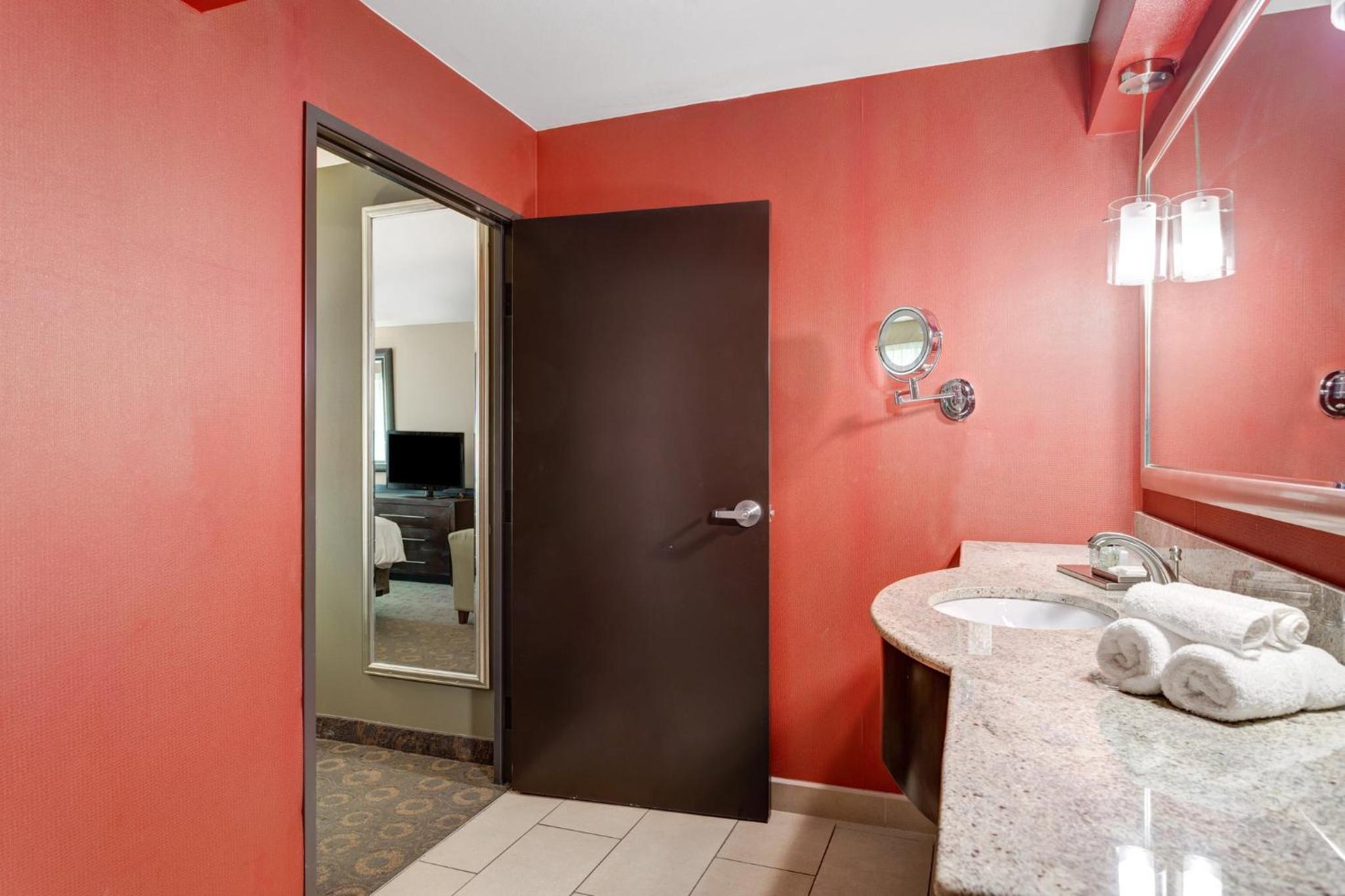 Standard King Room - Photo 10