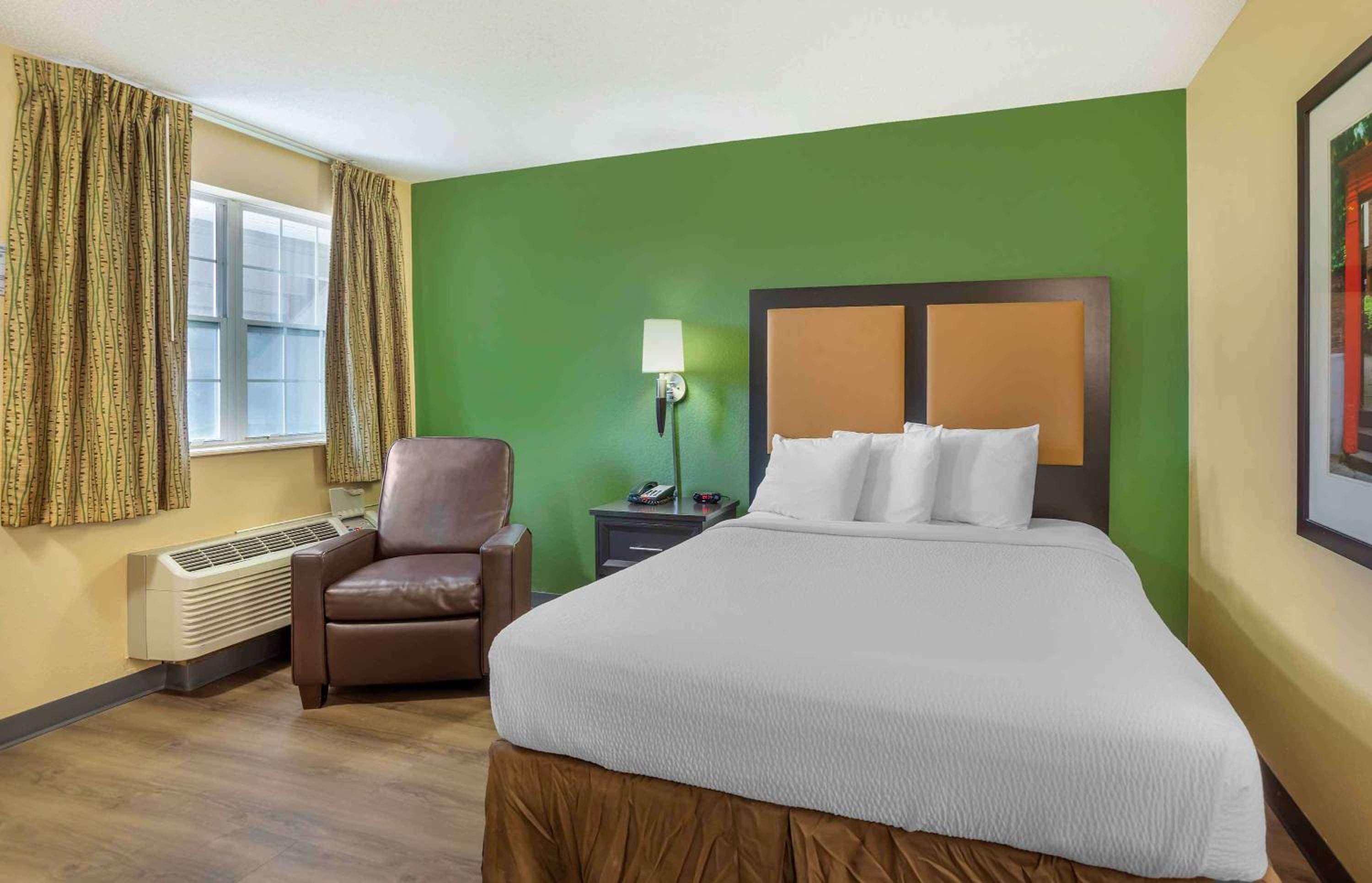 Queen Studio with One Queen Bed - Disability Access/Non-Smoking - Photo 1