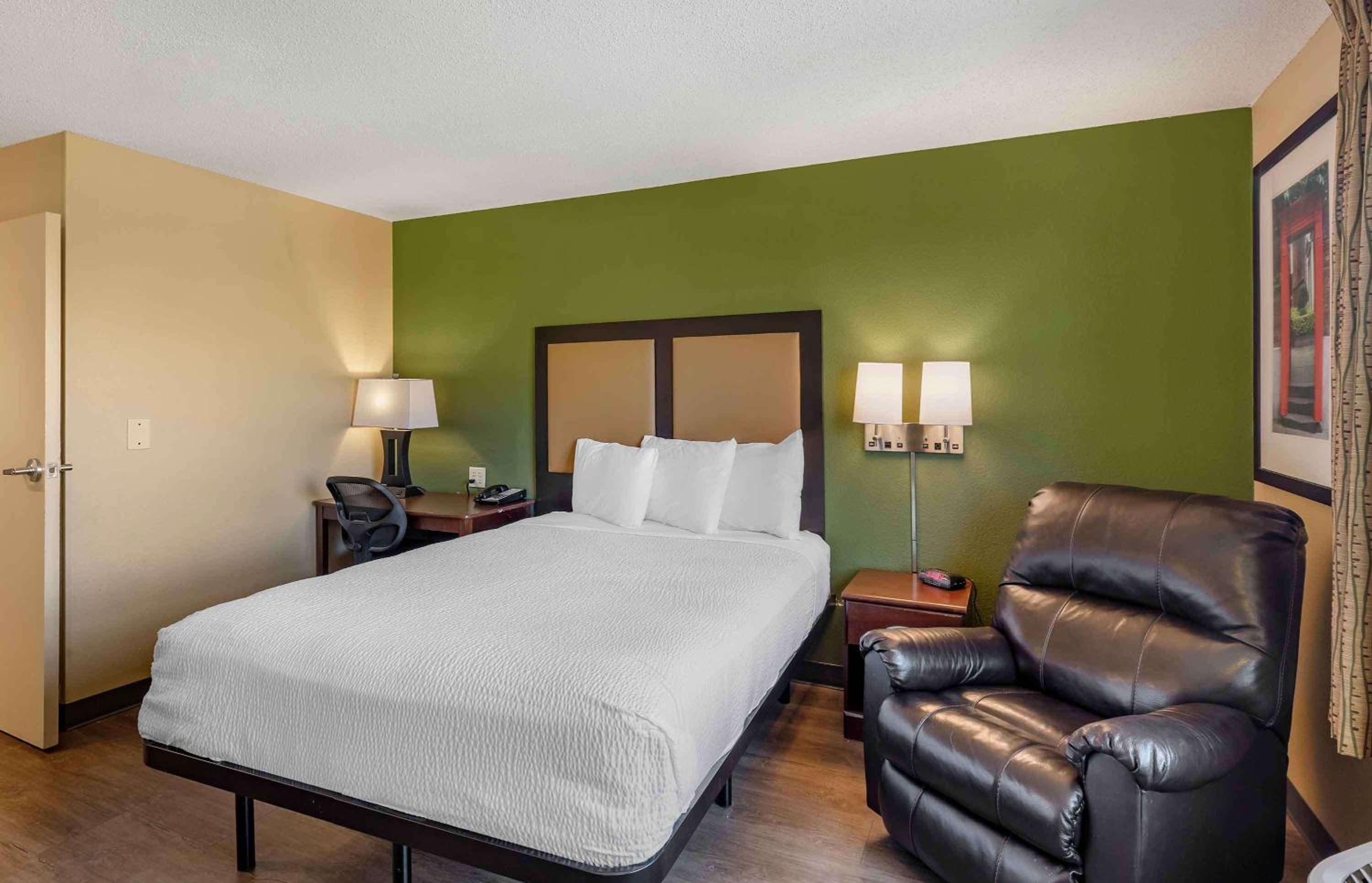 Queen studio with 1 Queen Bed - Disability Access/Non-Smoking - Photo 1