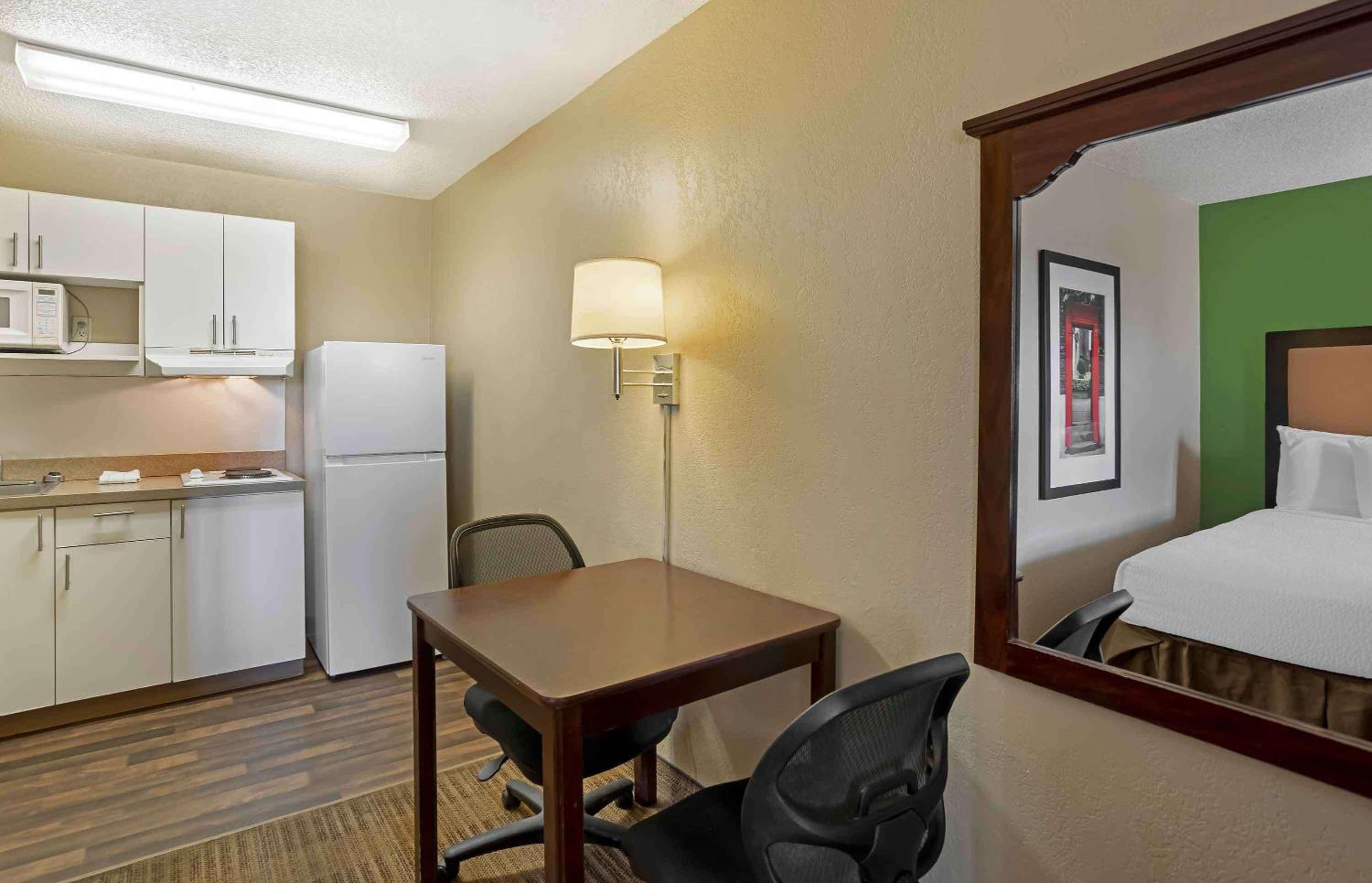 Studio with 2 Twin Beds - Non-Smoking - Photo 4