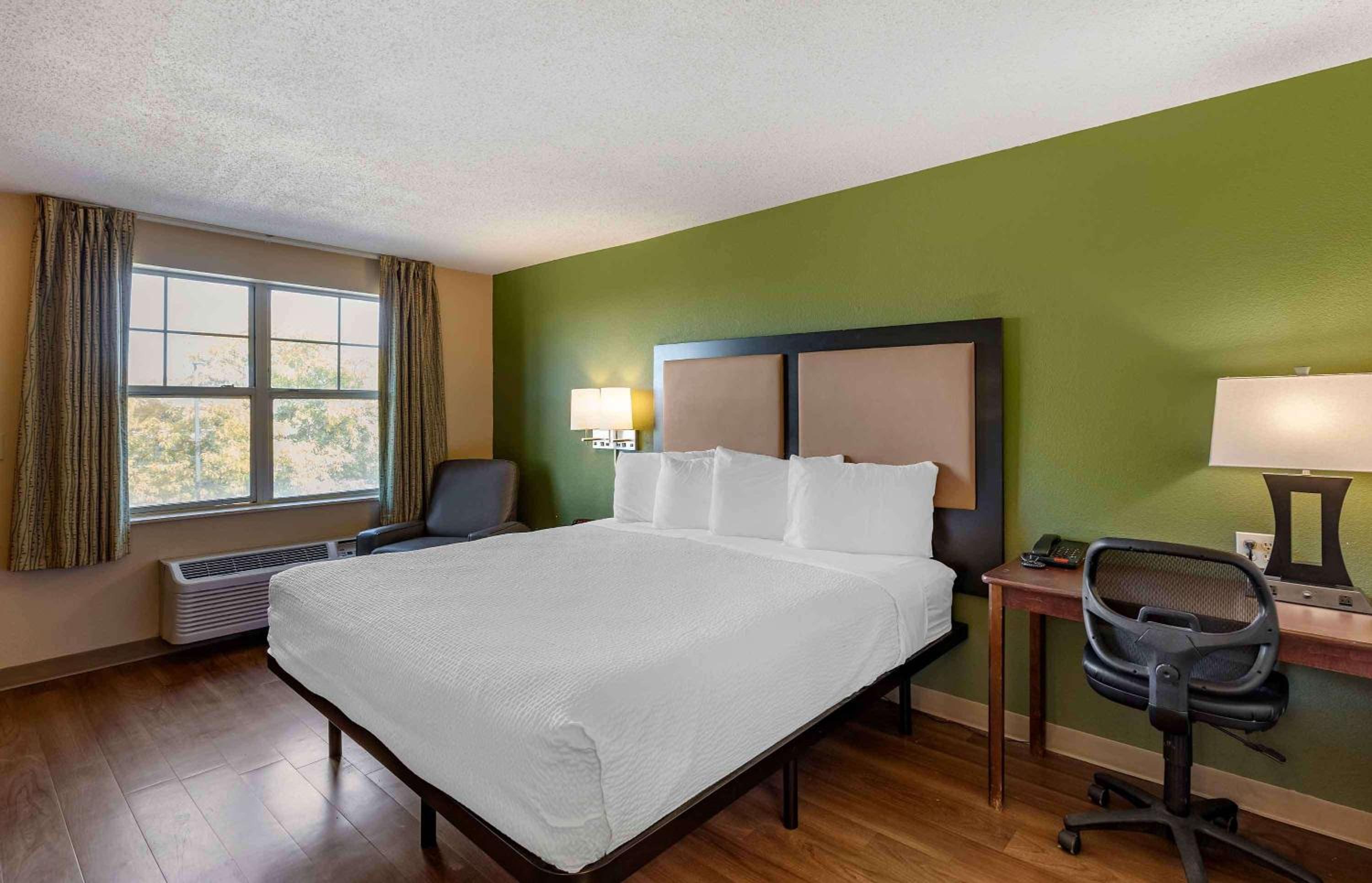 Studio with 1 King Bed - Non-Smoking - Photo 1