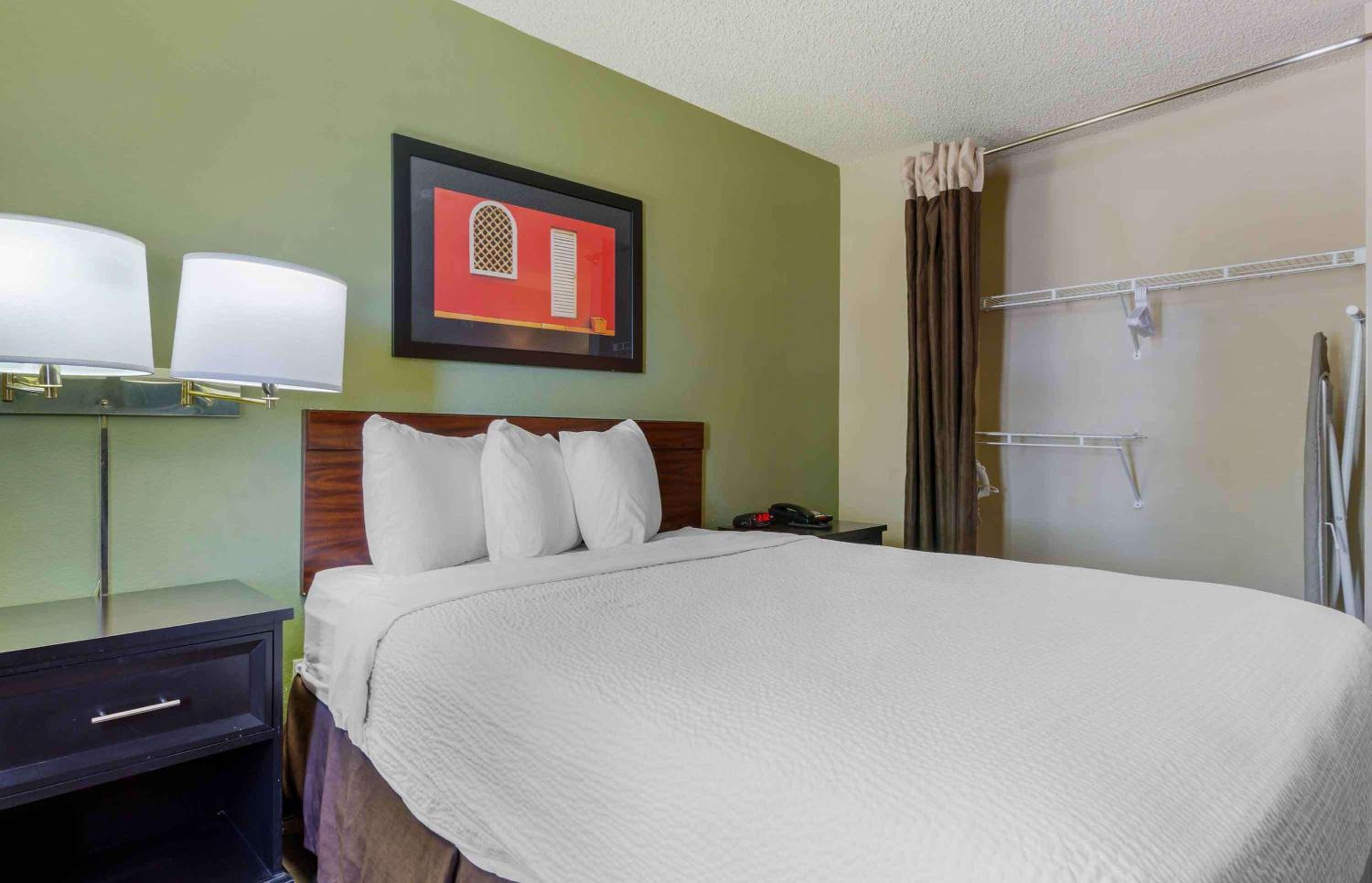 Queen studio with 1 Queen Bed - Disability Access/Non-Smoking - Photo 1