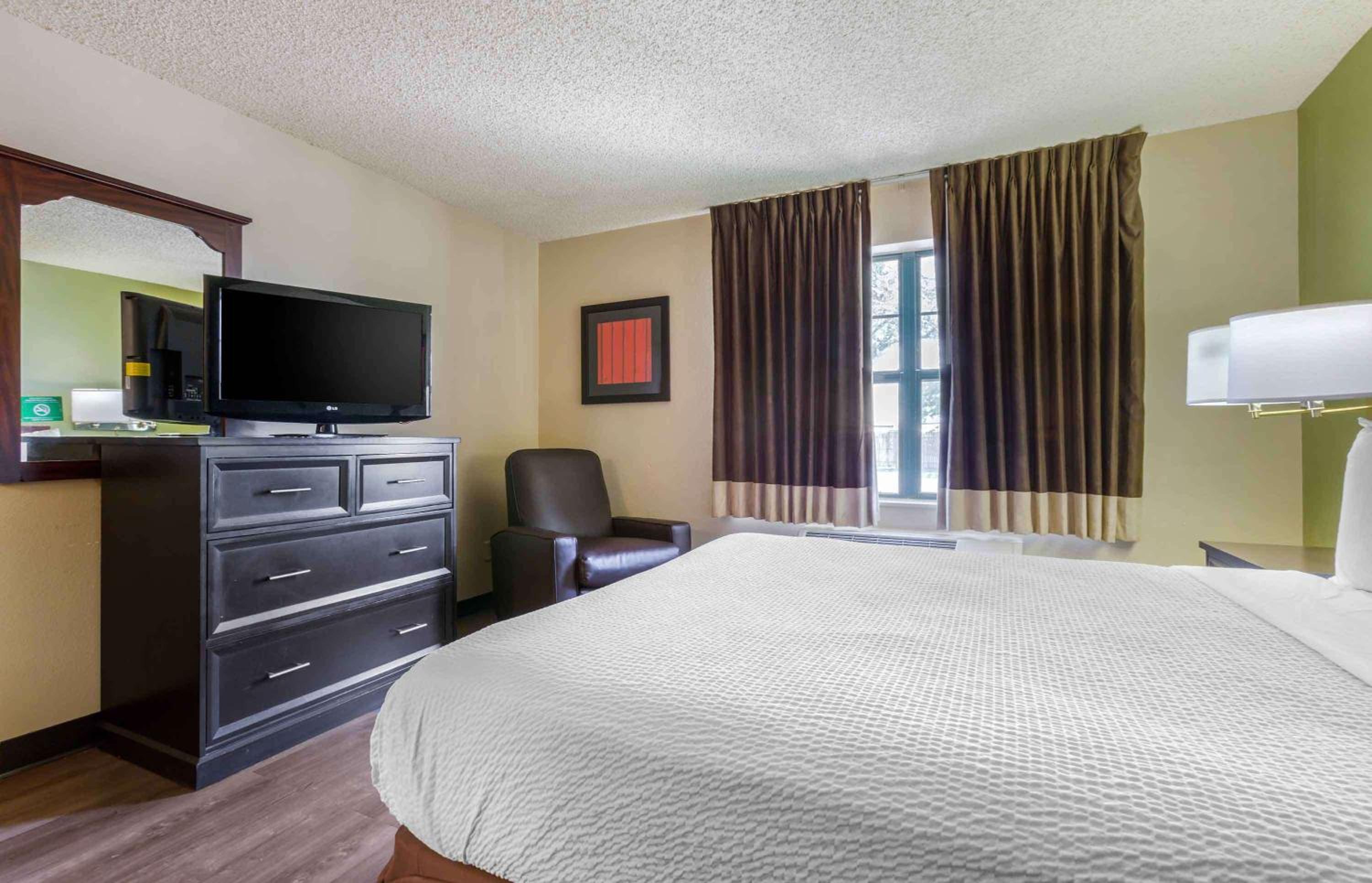 Queen studio with 1 Queen Bed - Disability Access/Non-Smoking - Photo 4
