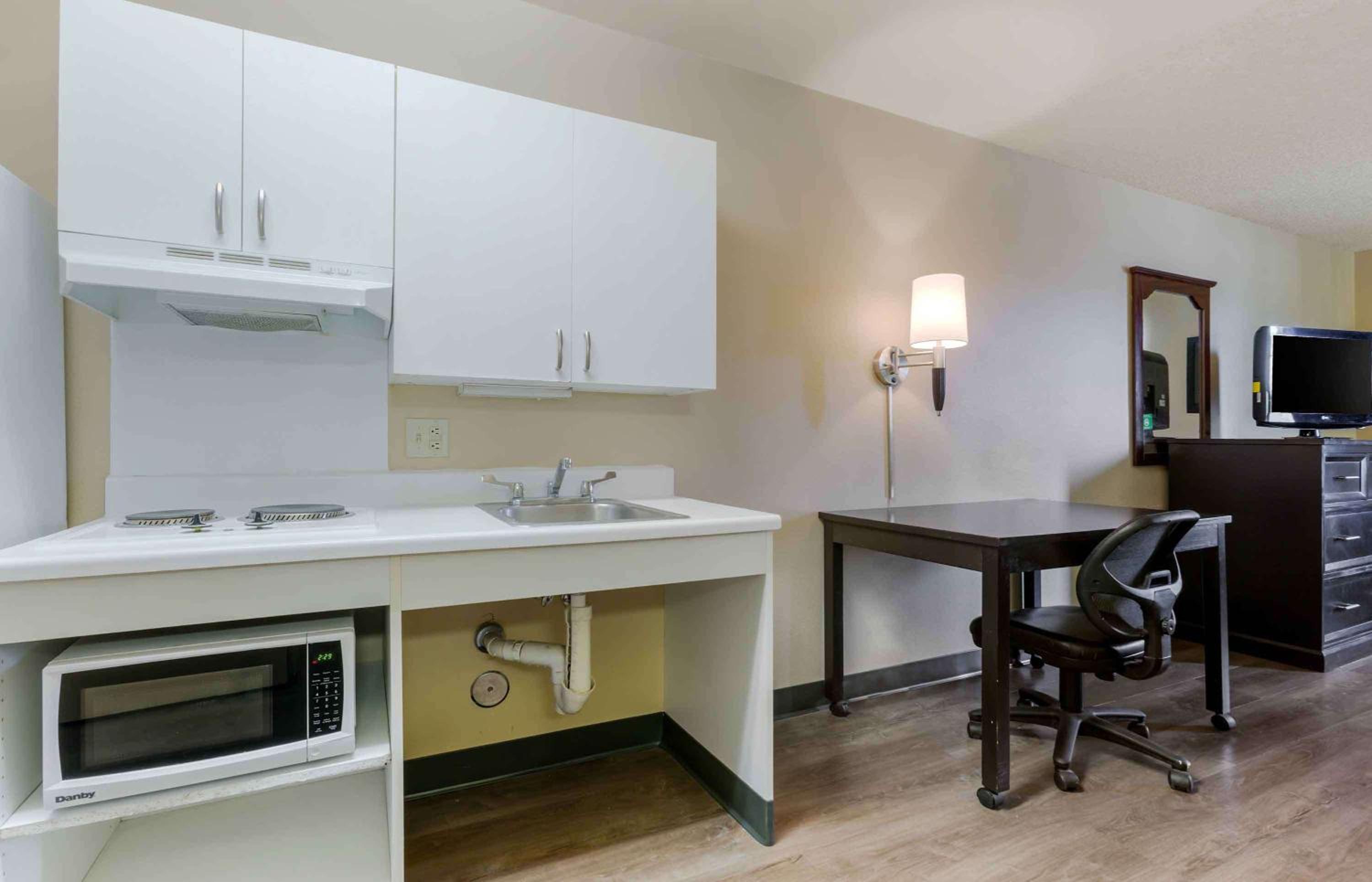 Queen studio with 1 Queen Bed - Disability Access/Non-Smoking - Photo 6