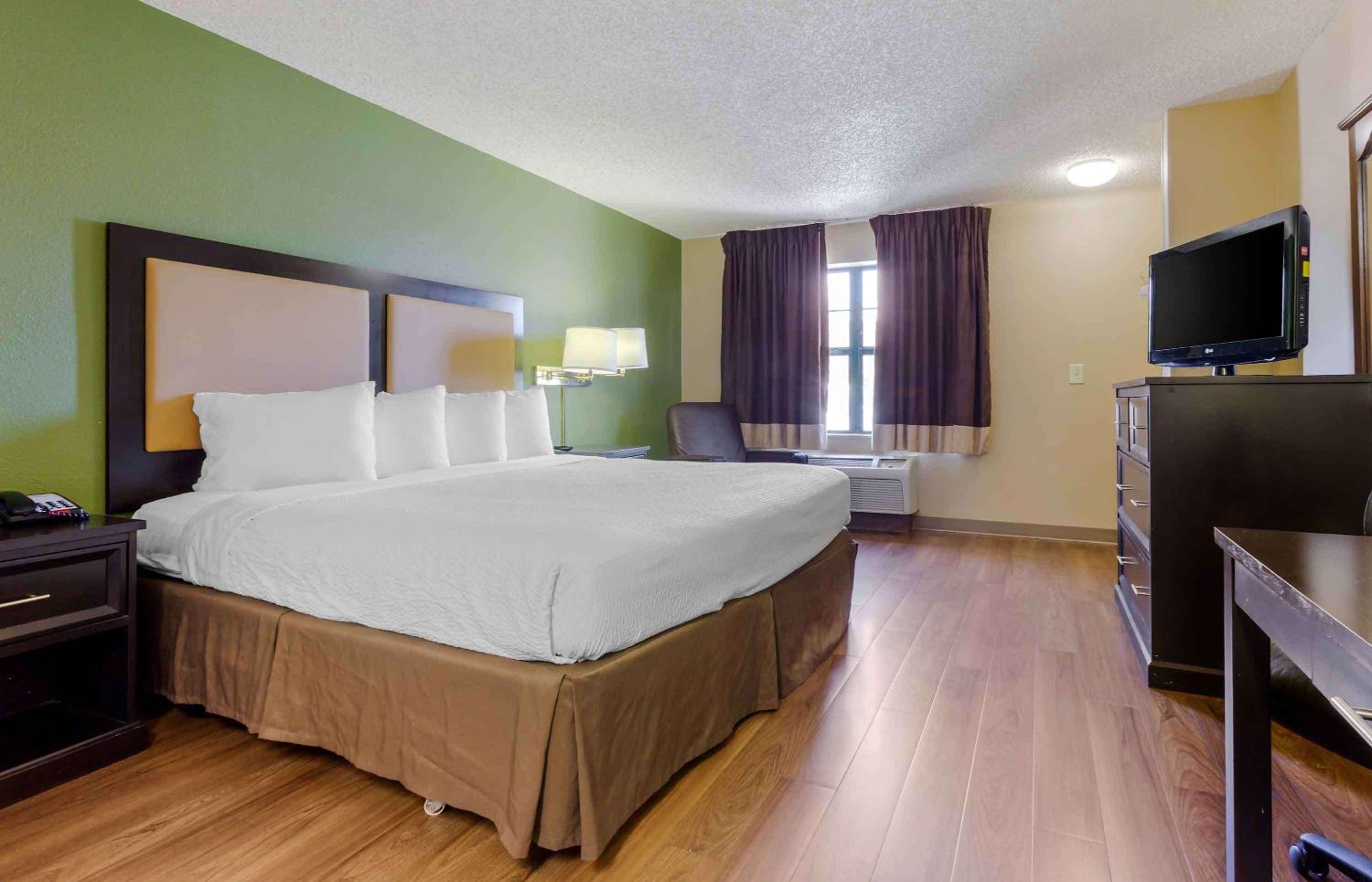 Studio with 1 King Bed - Non-Smoking - Photo 6