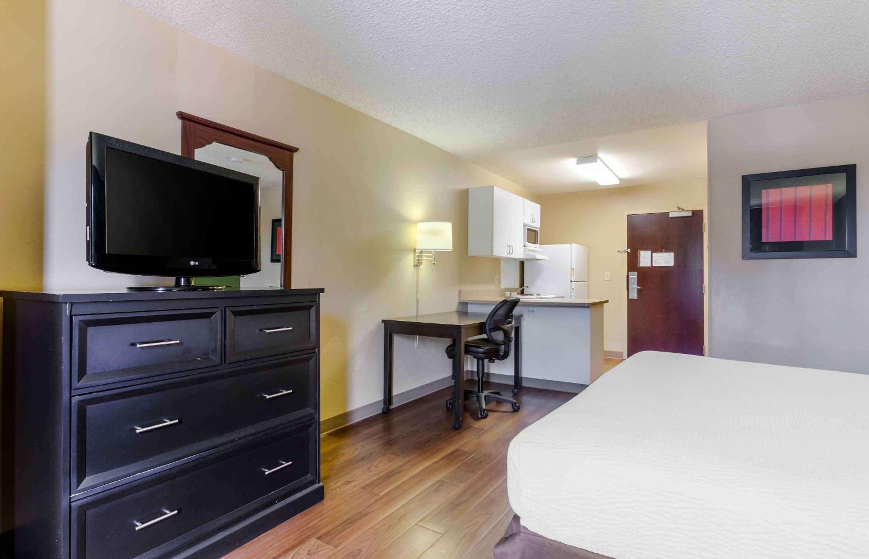 Studio with 1 King Bed - Non-Smoking - Photo 7