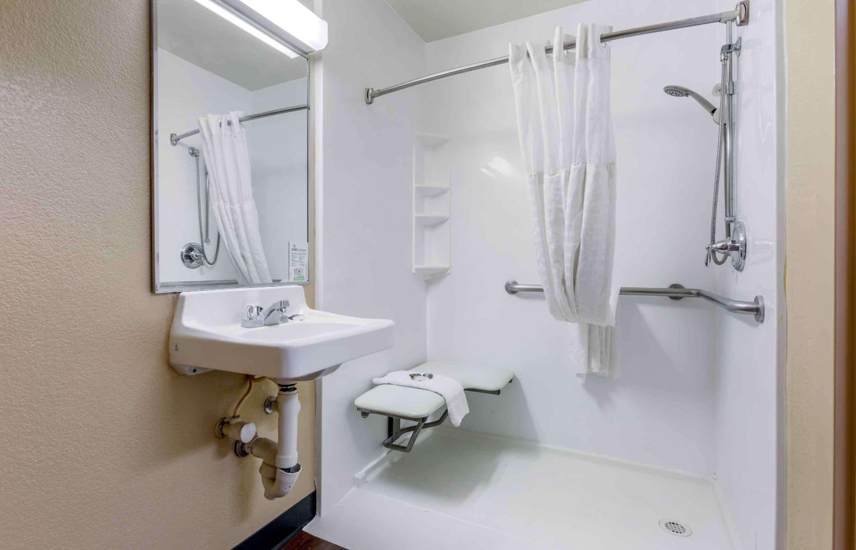Queen studio with 1 Queen Bed - Disability Access/Non-Smoking - Photo 7