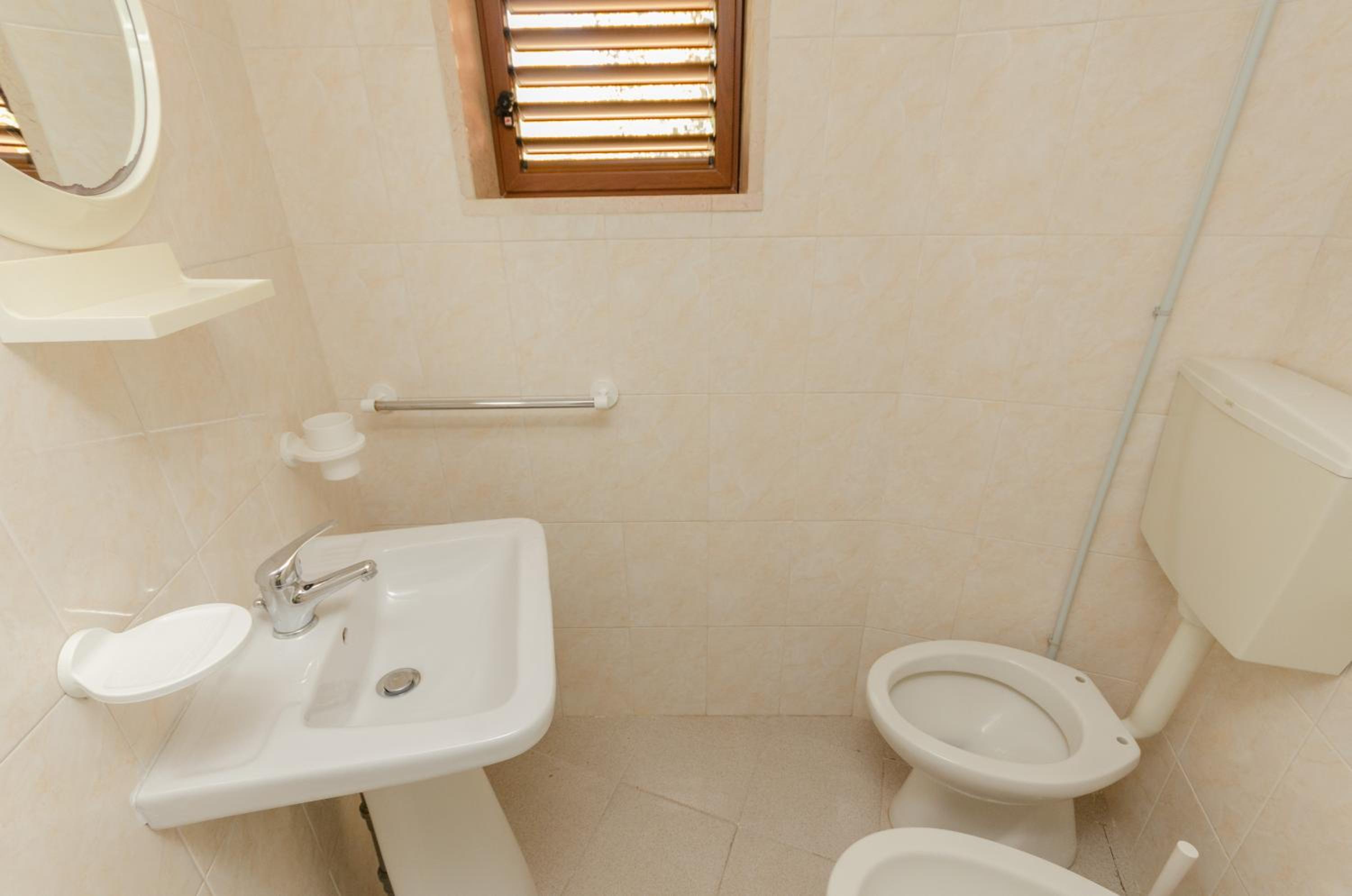 Studio with Shared Shower photo 3