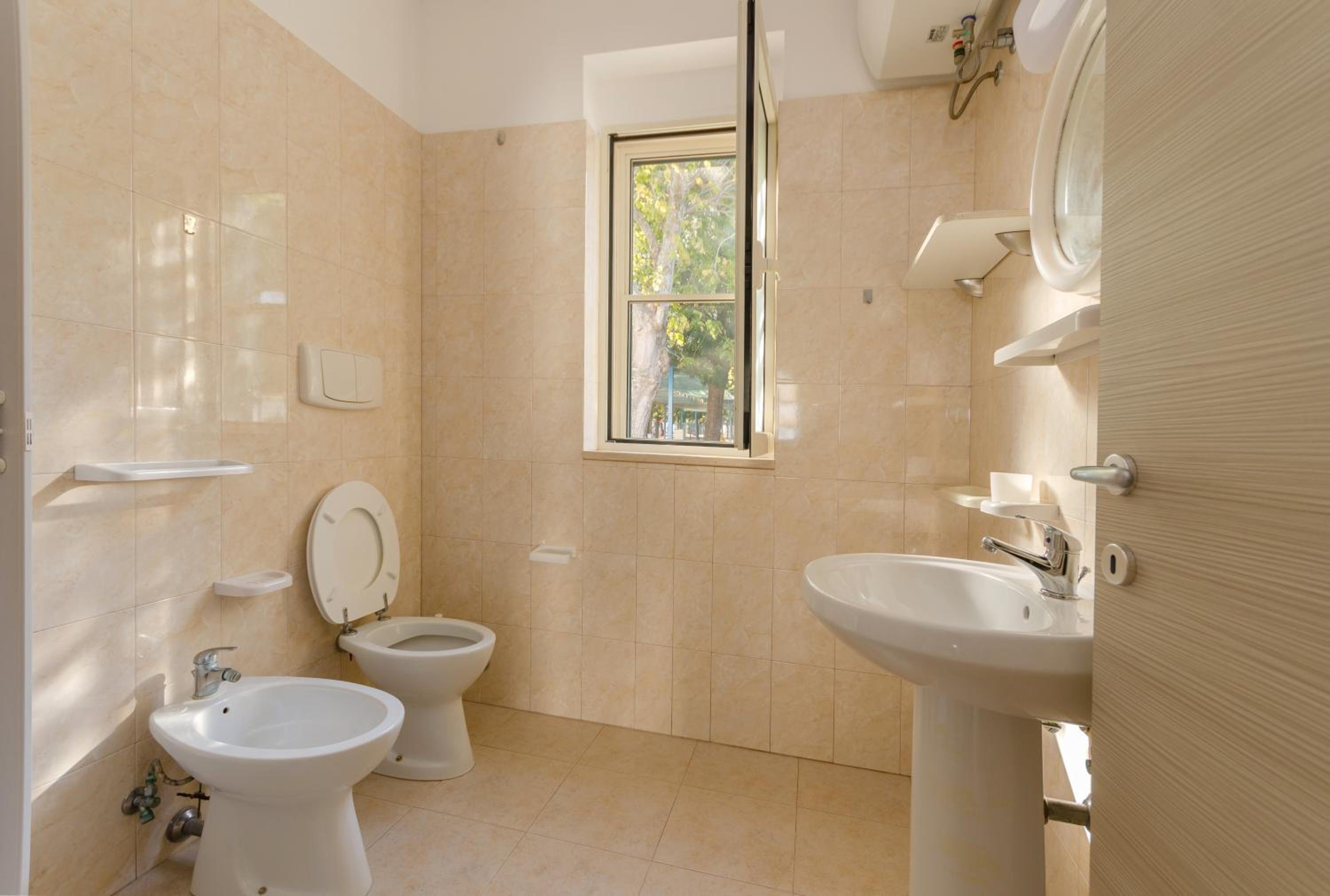 One-Bedroom Apartment (5 Adults) photo 2