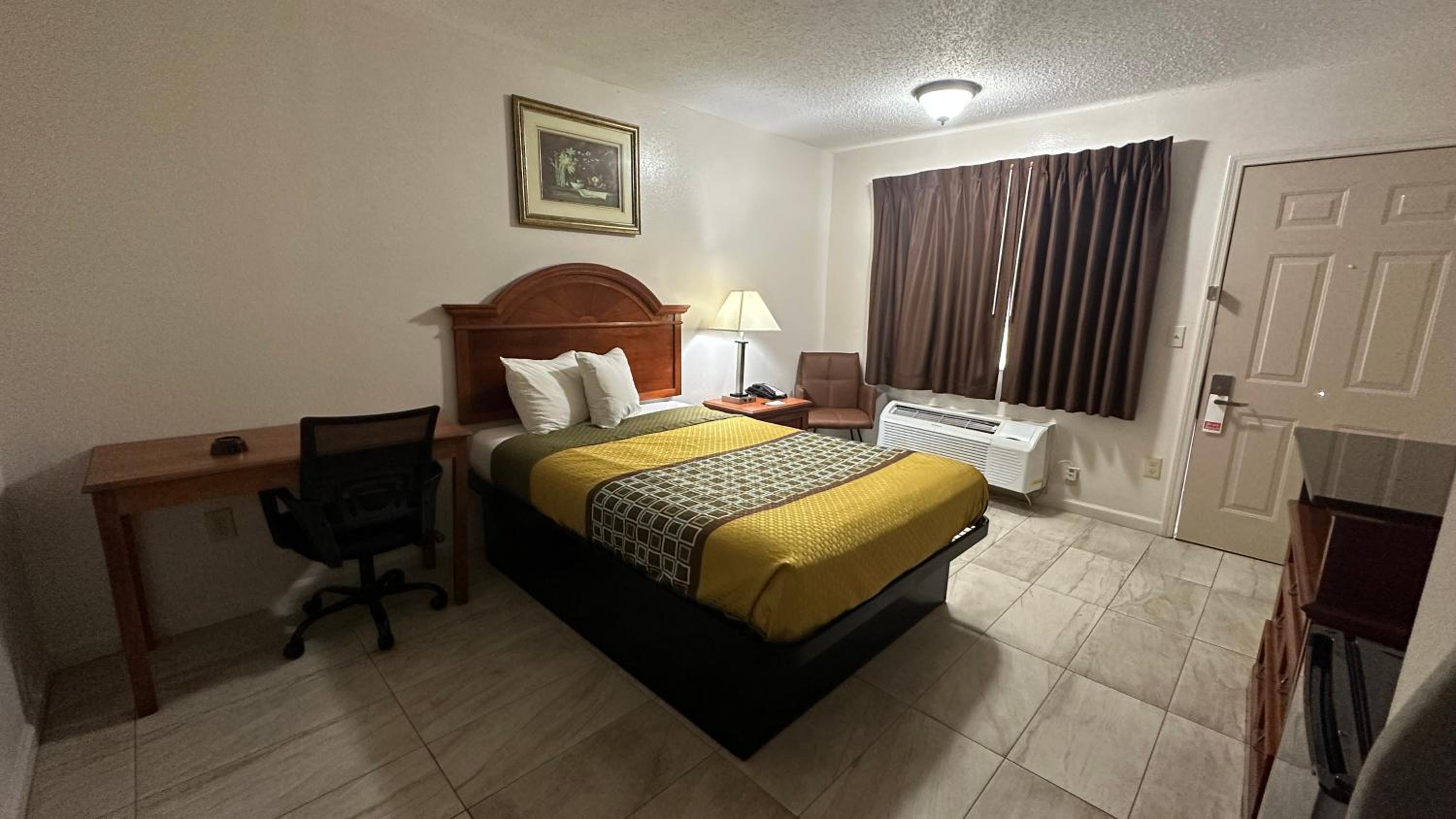 Double Room with Bathtub and Grab Bars - Mobility Accessible - Smoking photo 3