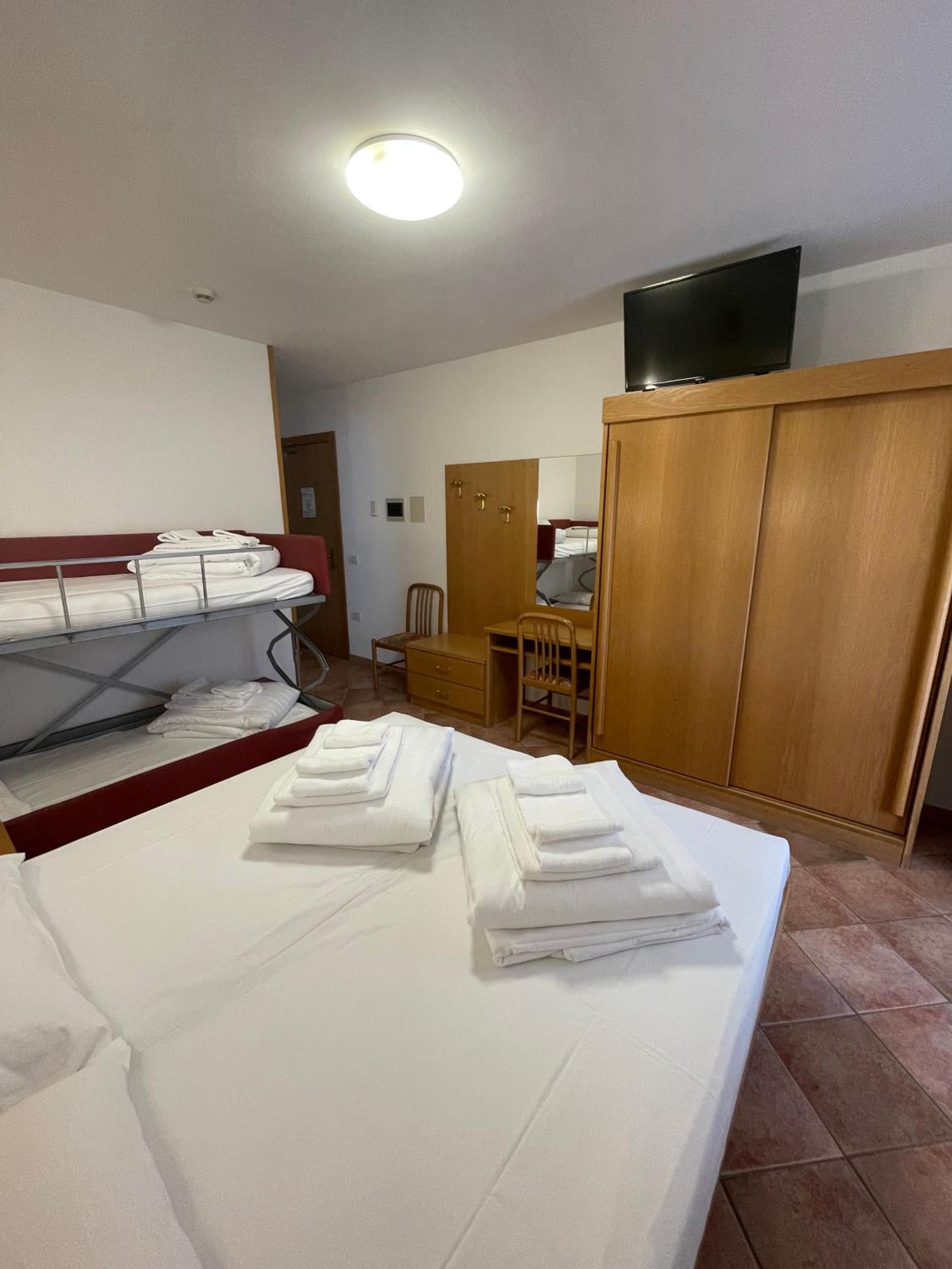 Classic Quadruple Room photo 2